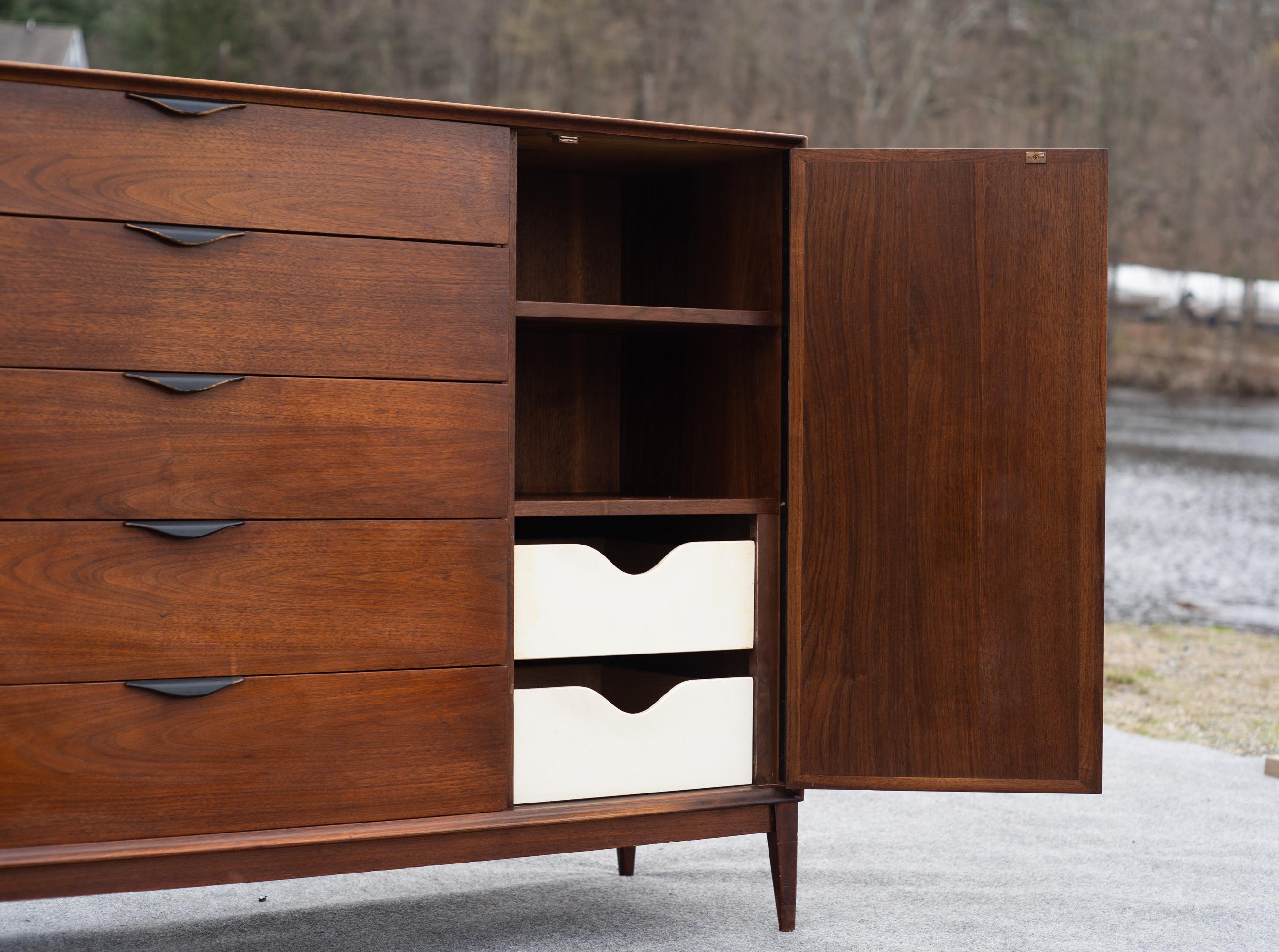 Grande commode à 7 tiroirs et portes en noyer de style The Modernity Dillingham 3