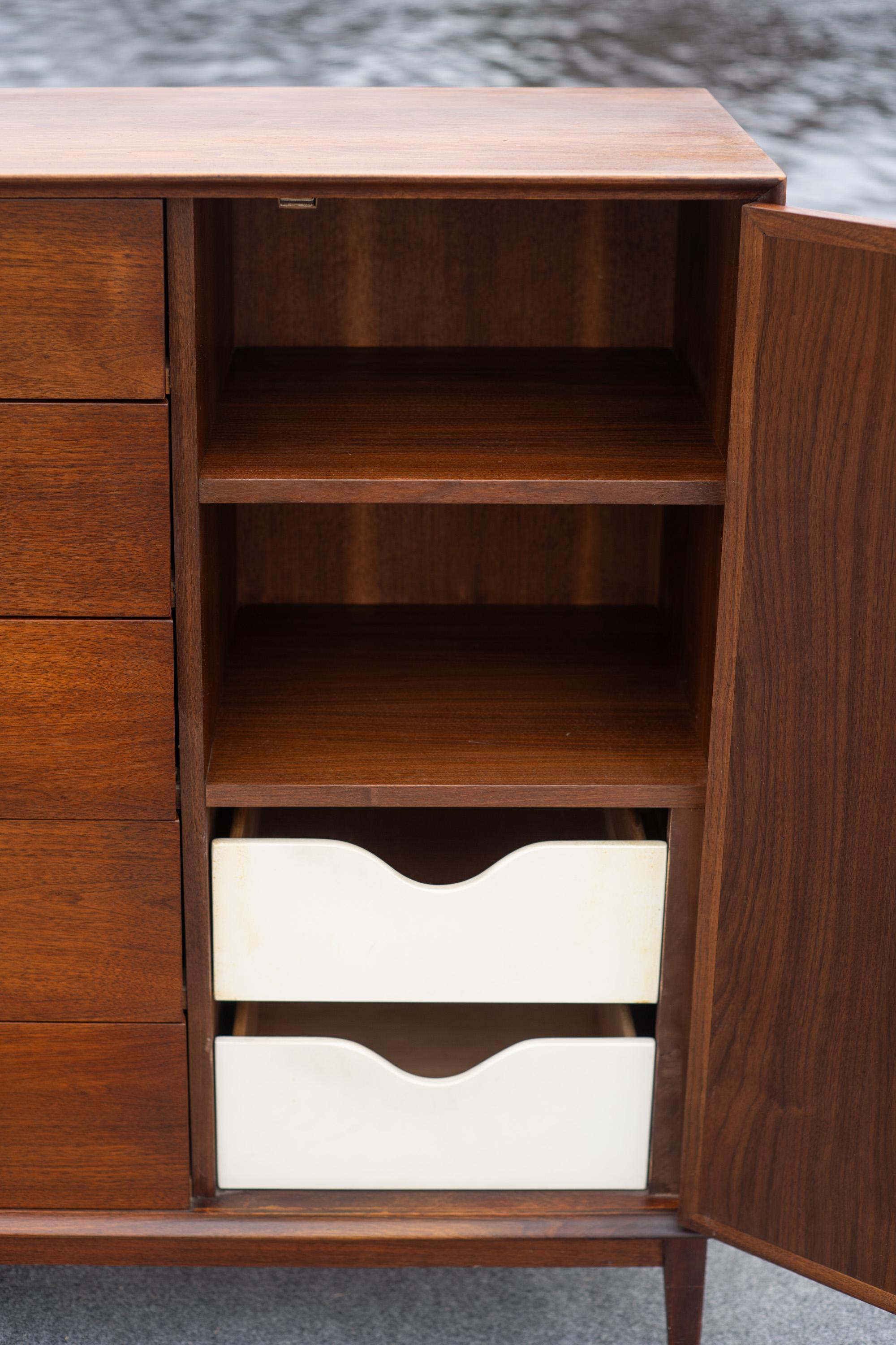 Grande commode à 7 tiroirs et portes en noyer de style The Modernity Dillingham 4