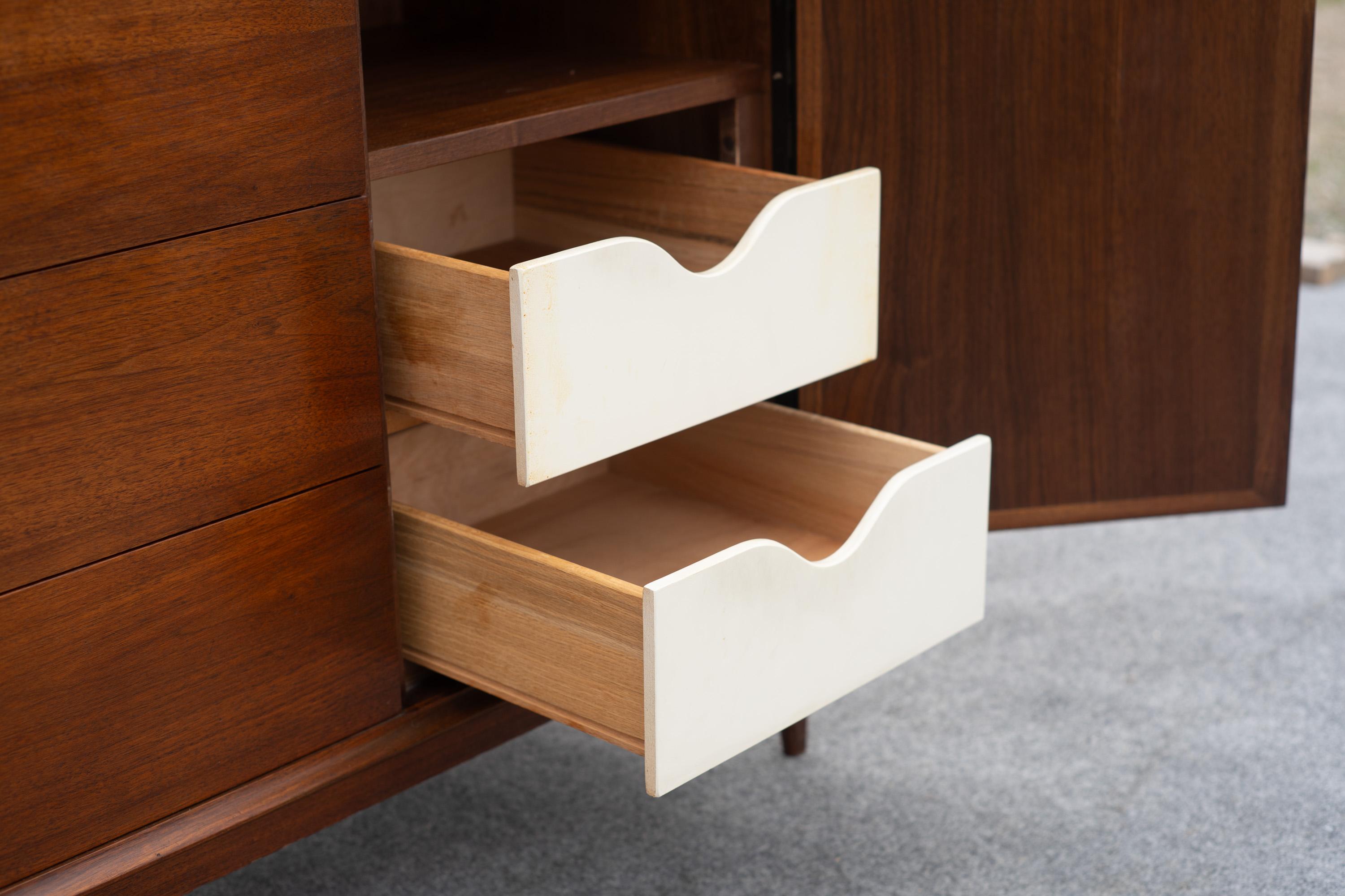 Grande commode à 7 tiroirs et portes en noyer de style The Modernity Dillingham 5