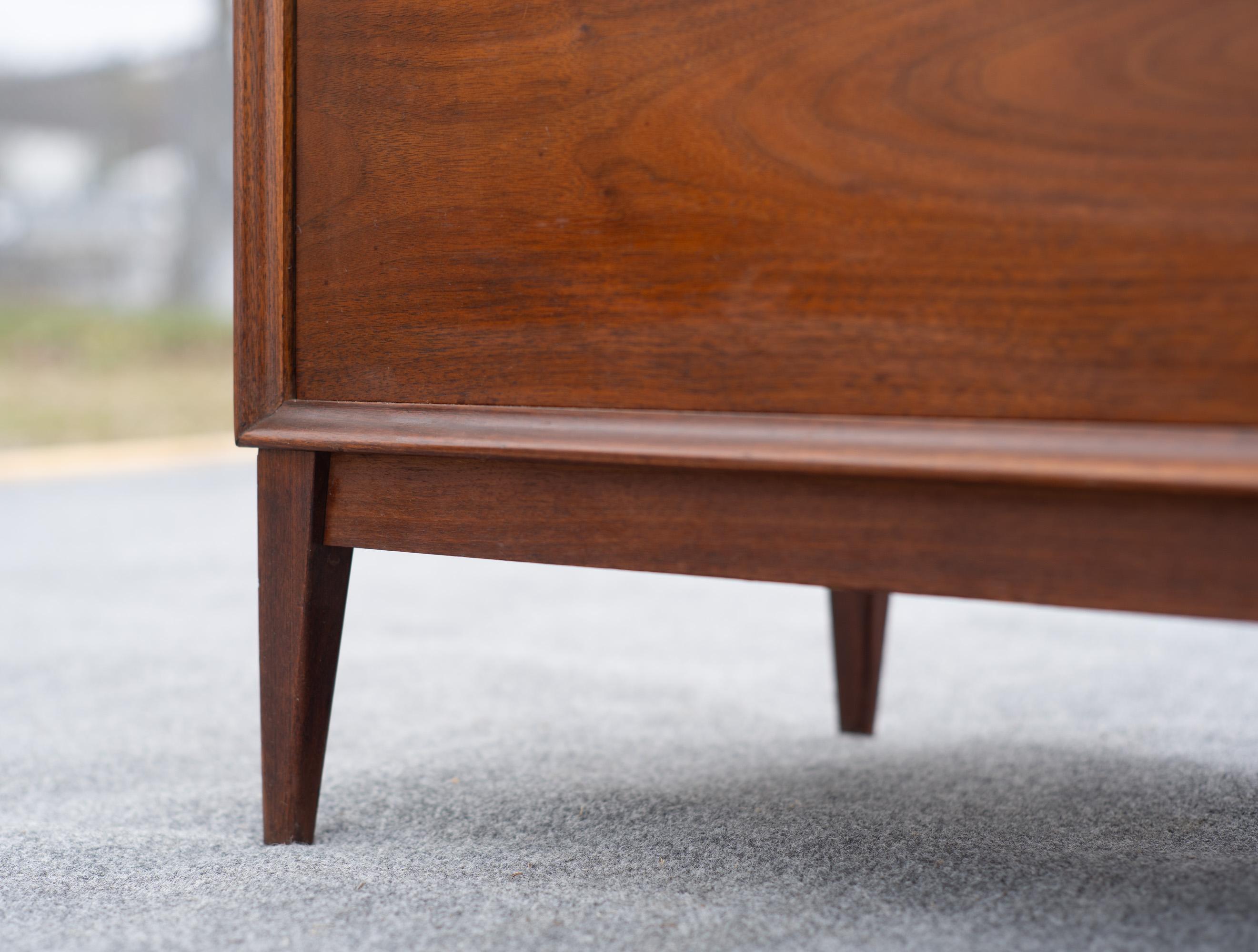 Grande commode à 7 tiroirs et portes en noyer de style The Modernity Dillingham 6