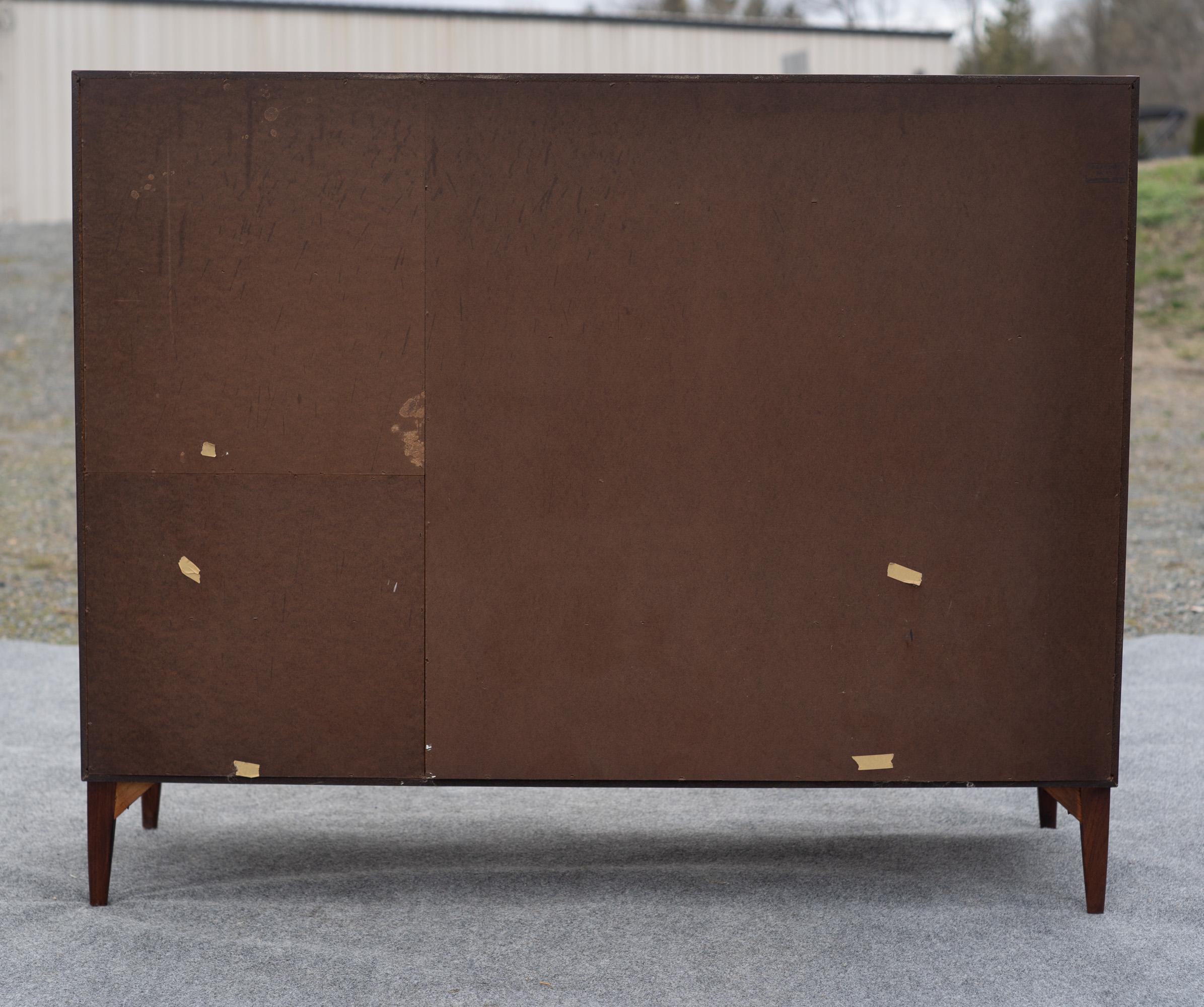 Grande commode à 7 tiroirs et portes en noyer de style The Modernity Dillingham 7