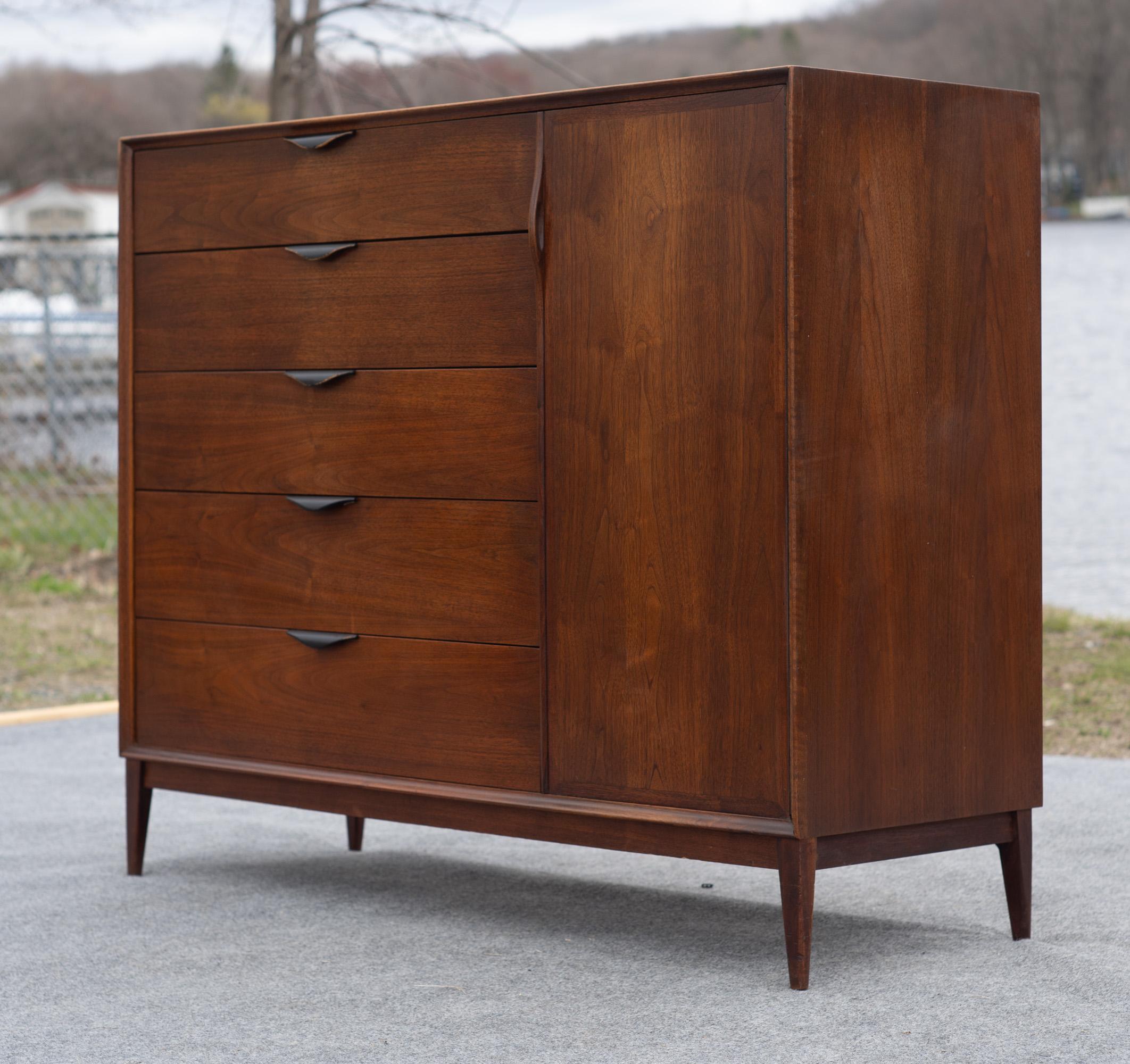 Mid-Century Modern Grande commode à 7 tiroirs et portes en noyer de style The Modernity Dillingham
