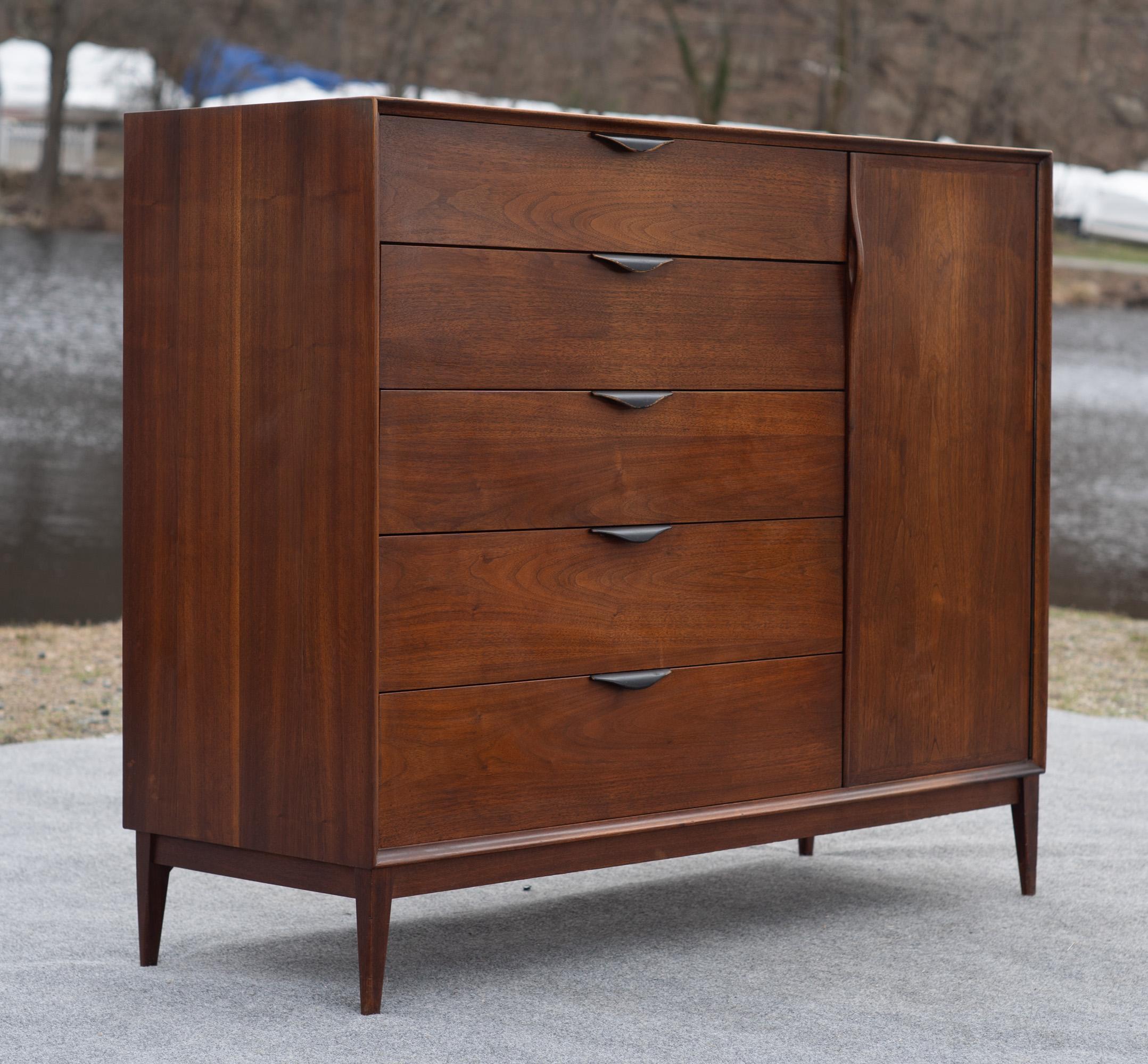 Américain Grande commode à 7 tiroirs et portes en noyer de style The Modernity Dillingham
