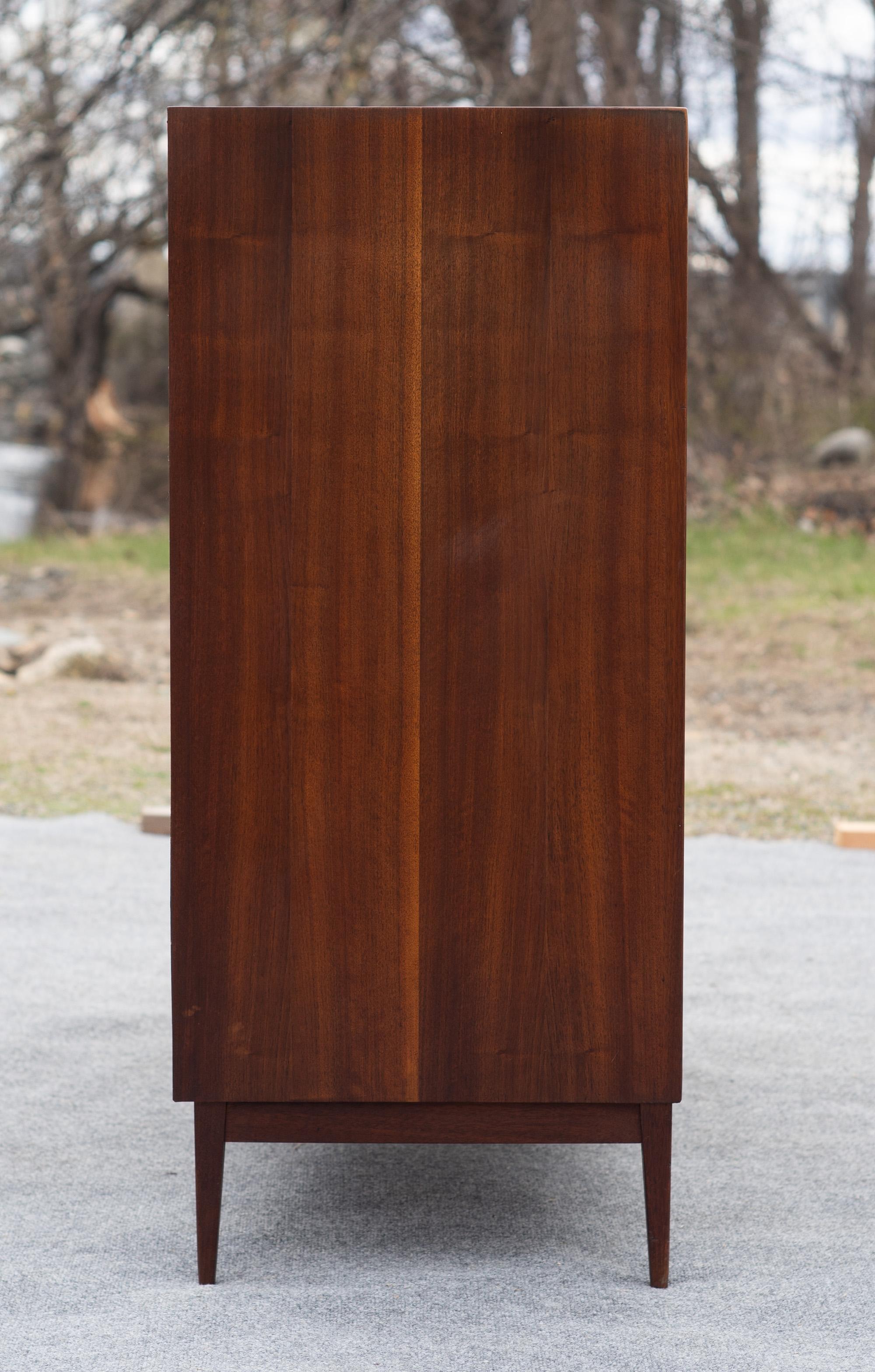 Sculpté Grande commode à 7 tiroirs et portes en noyer de style The Modernity Dillingham