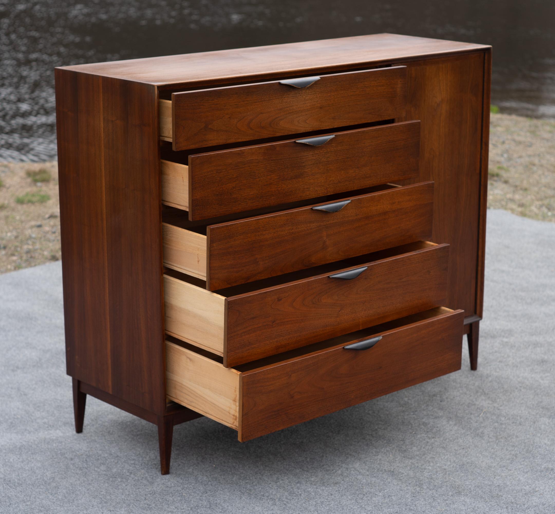 Fin du 20e siècle Grande commode à 7 tiroirs et portes en noyer de style The Modernity Dillingham