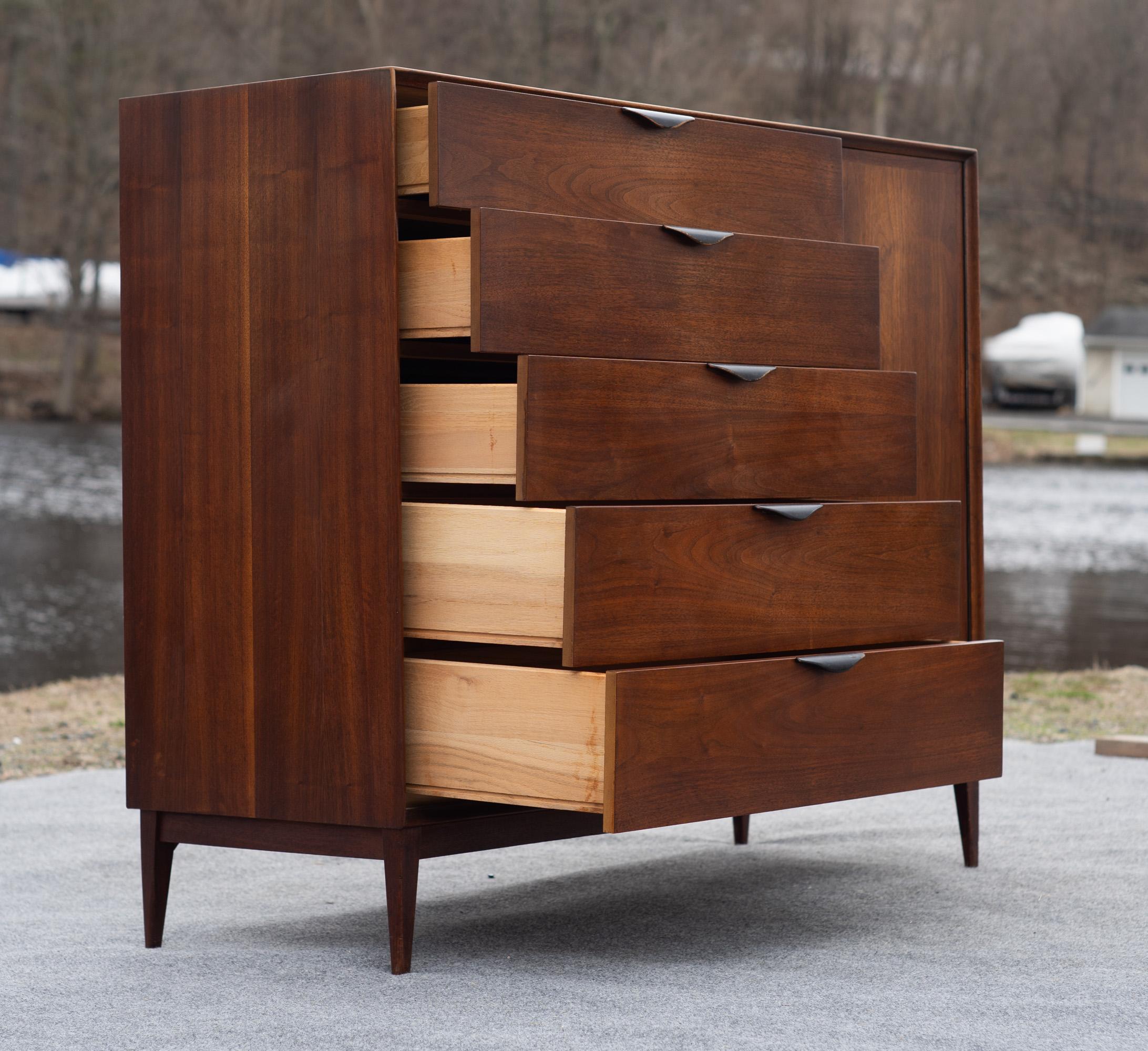 Bois Grande commode à 7 tiroirs et portes en noyer de style The Modernity Dillingham