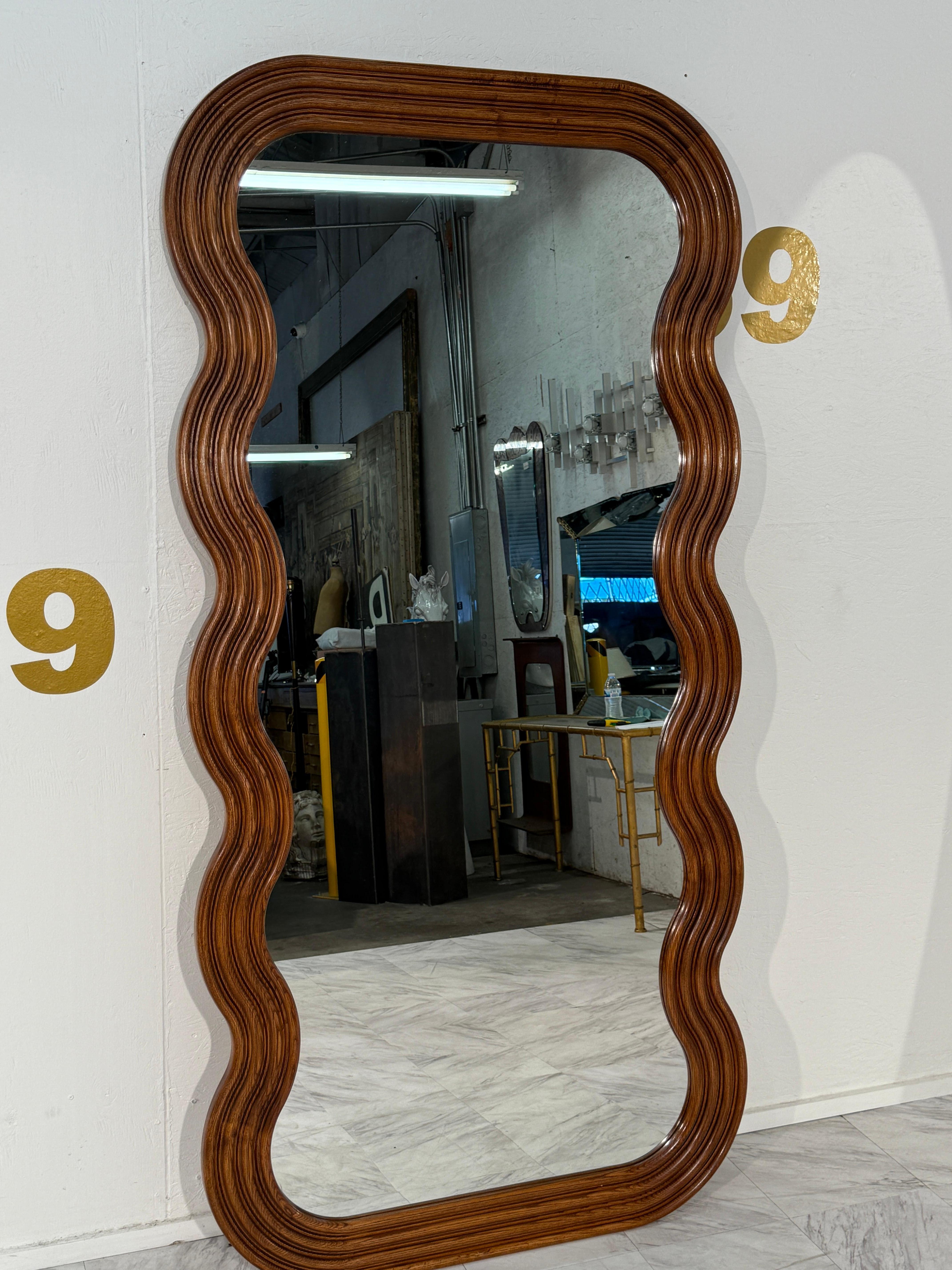 Moderno Grande specchio con cornice a onda in Oak, stile metà secolo moderno in vendita