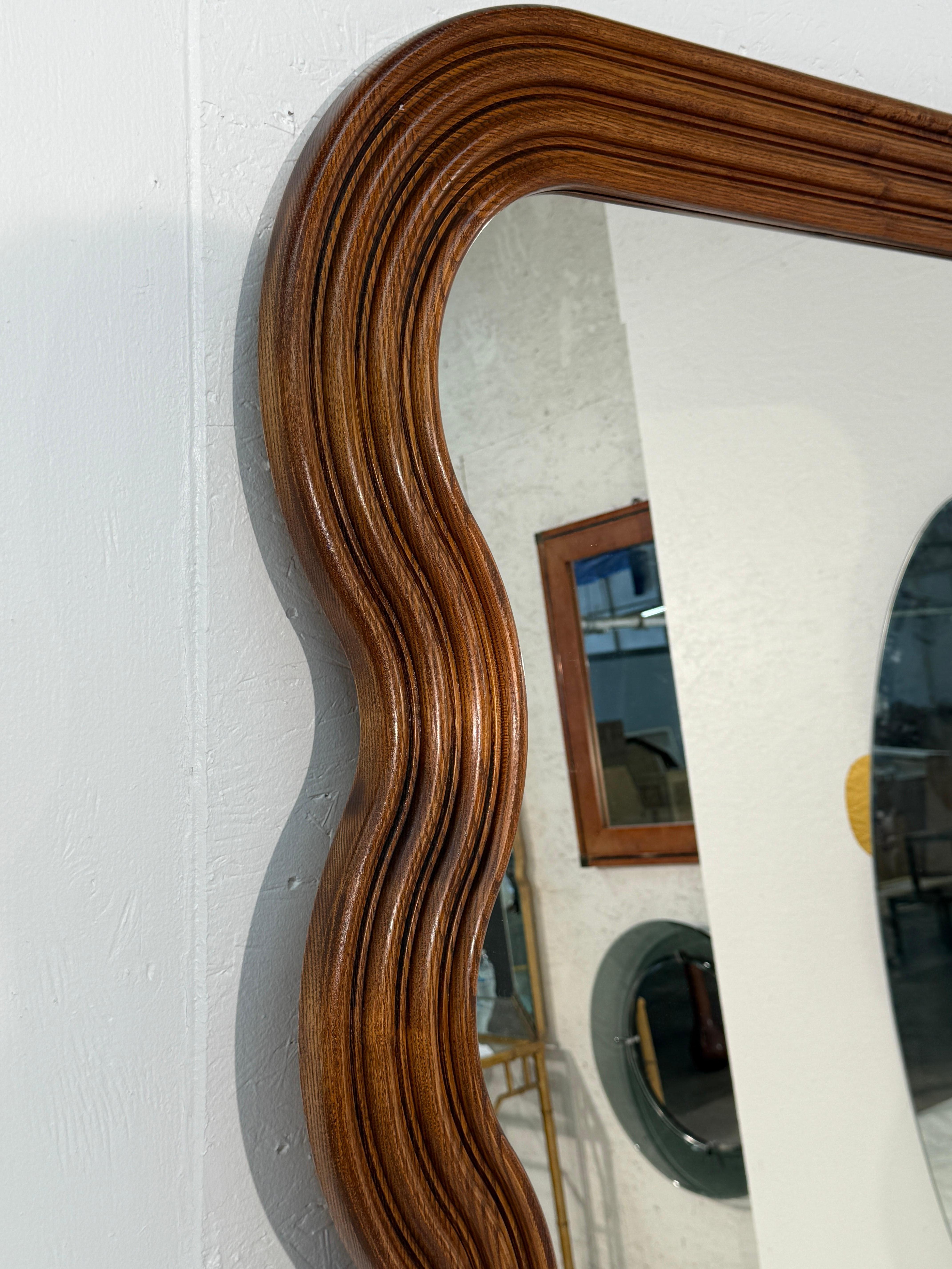 Italiano Grande specchio con cornice a onda in Oak, stile metà secolo moderno in vendita