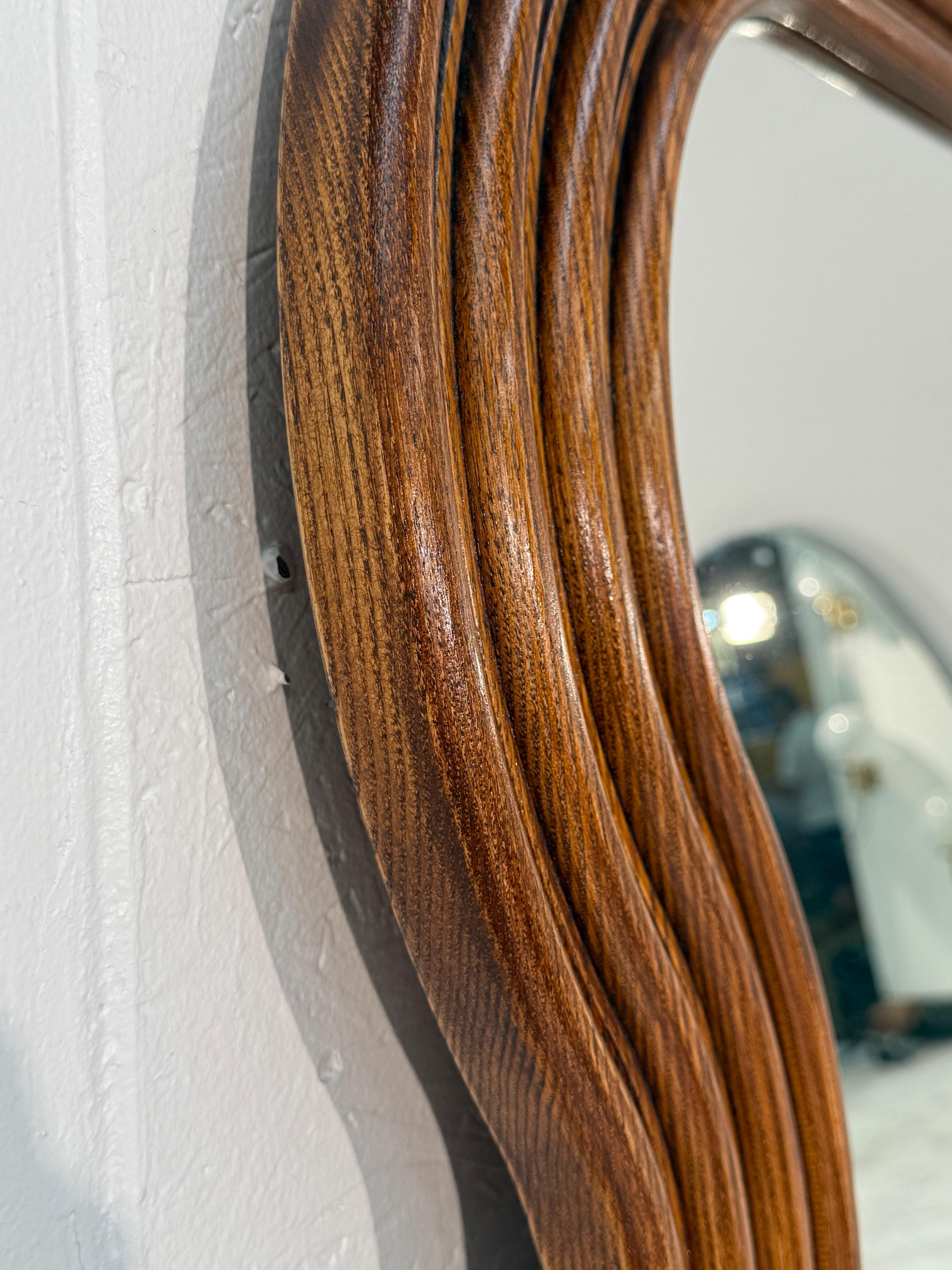 Grande specchio con cornice a onda in Oak, stile metà secolo moderno In condizioni buone in vendita a Los Angeles, CA