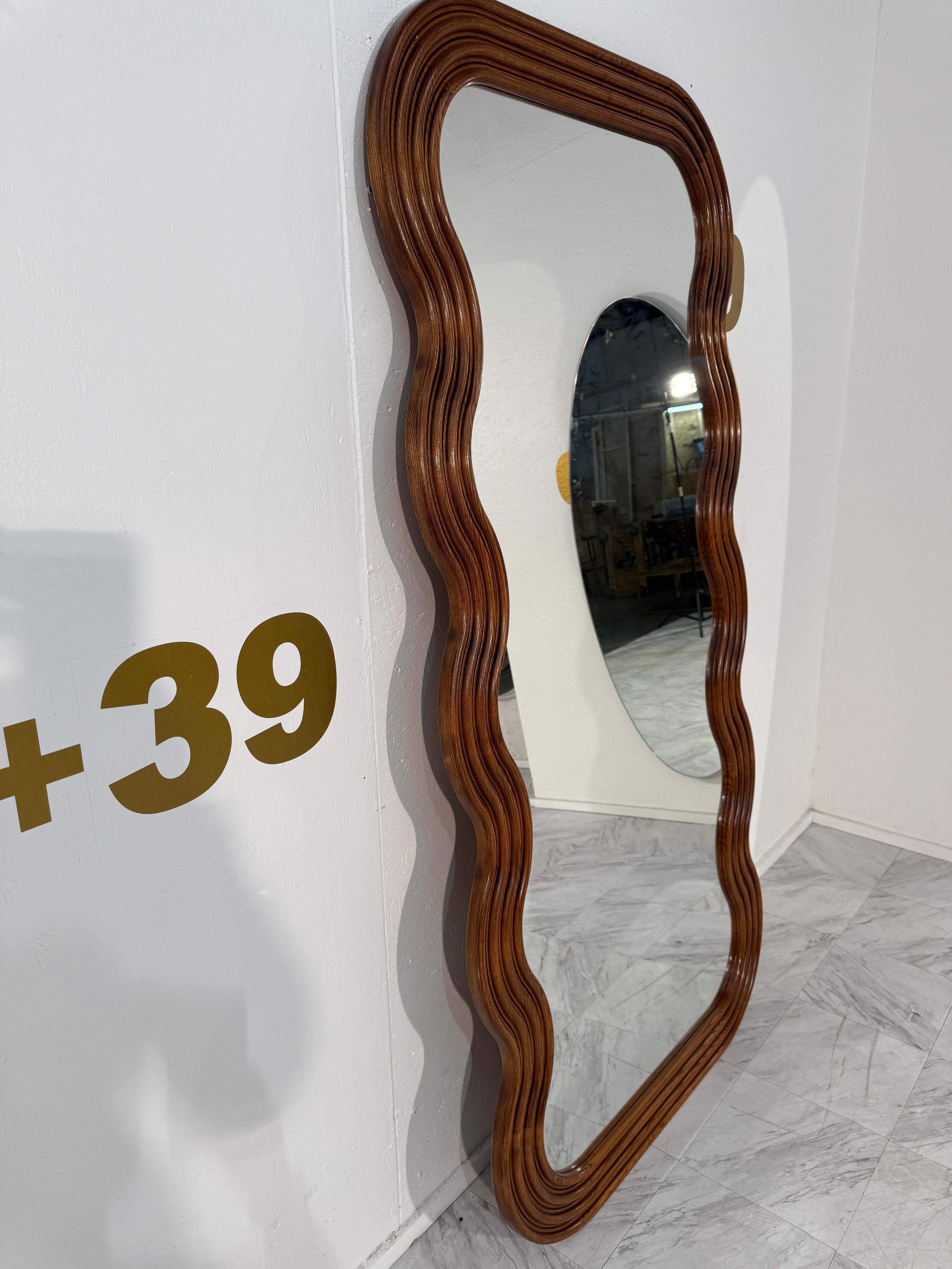 Metà XX secolo Grande specchio con cornice a onda in Oak, stile metà secolo moderno in vendita