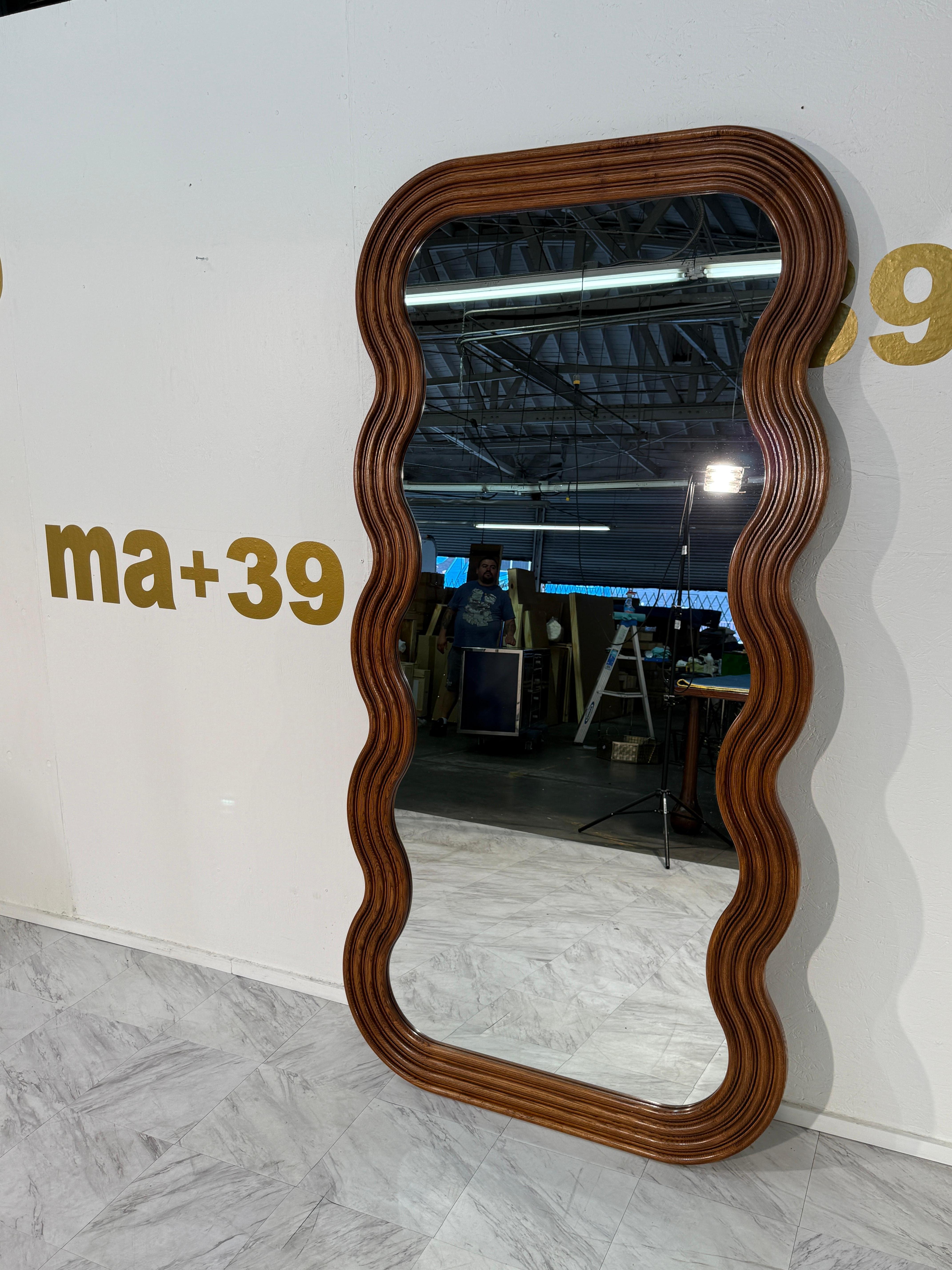 Specchio Grande specchio con cornice a onda in Oak, stile metà secolo moderno in vendita