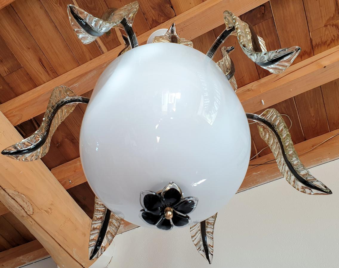 Large White, Black and gold Murano Glass Chandelier Seguso Style In Excellent Condition In Dallas, TX