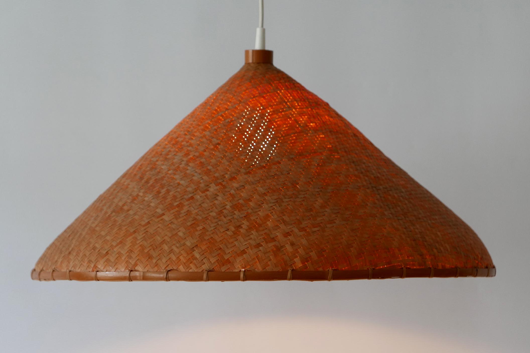 Lovely Mid-Century Modern pendant lamp or hanging light. Manufactured probably in 1960s, Germany.

Executed in wicker, it comes with 1 x E27 Edison screw fit bulb holder, is wired and in working condition. It runs both on 110/230 Volt. 

Good