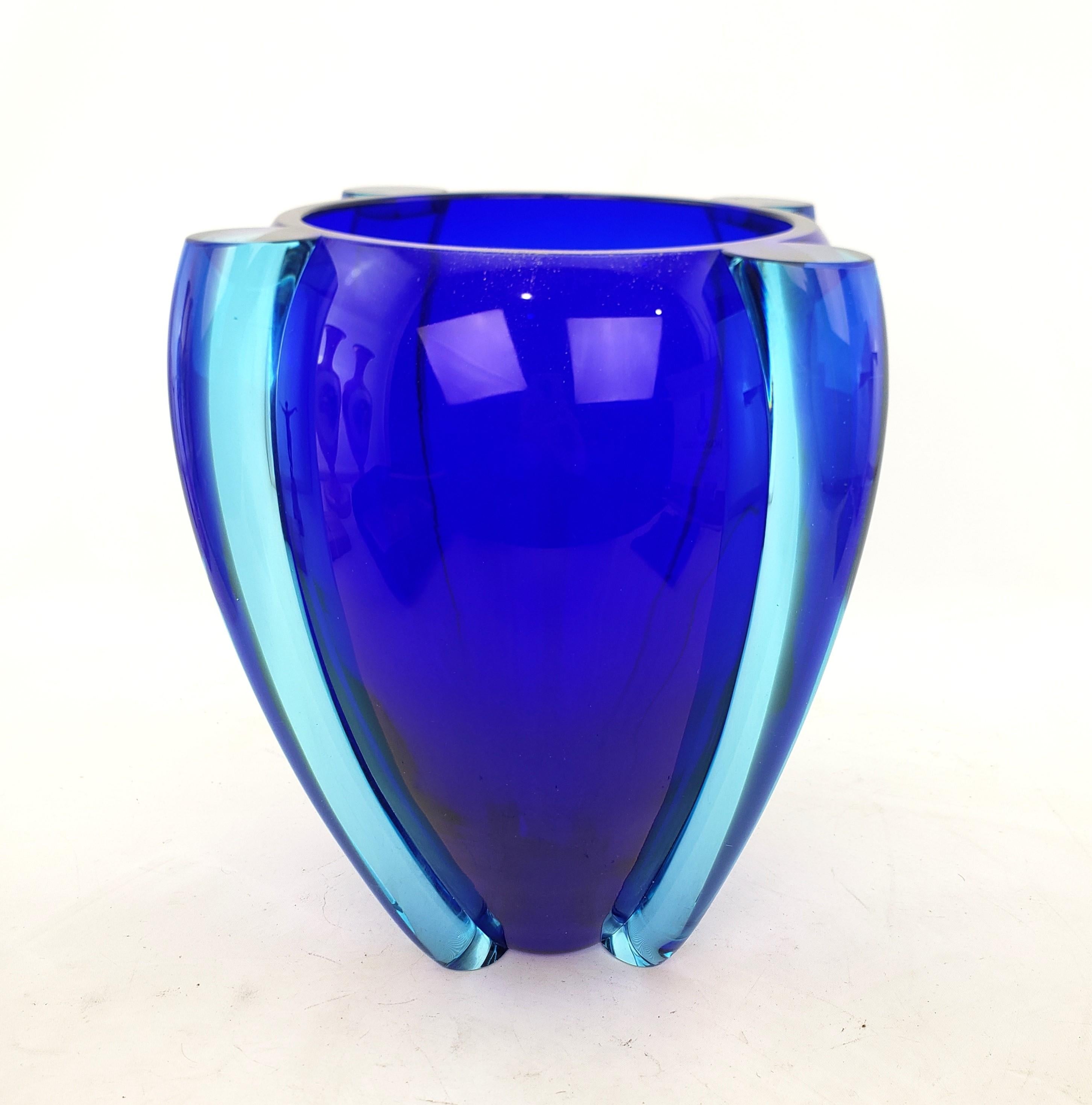 20ième siècle Grand vase en verre d'art bleu cobalt de style moderne du milieu du siècle dernier, signé par un artiste en vente