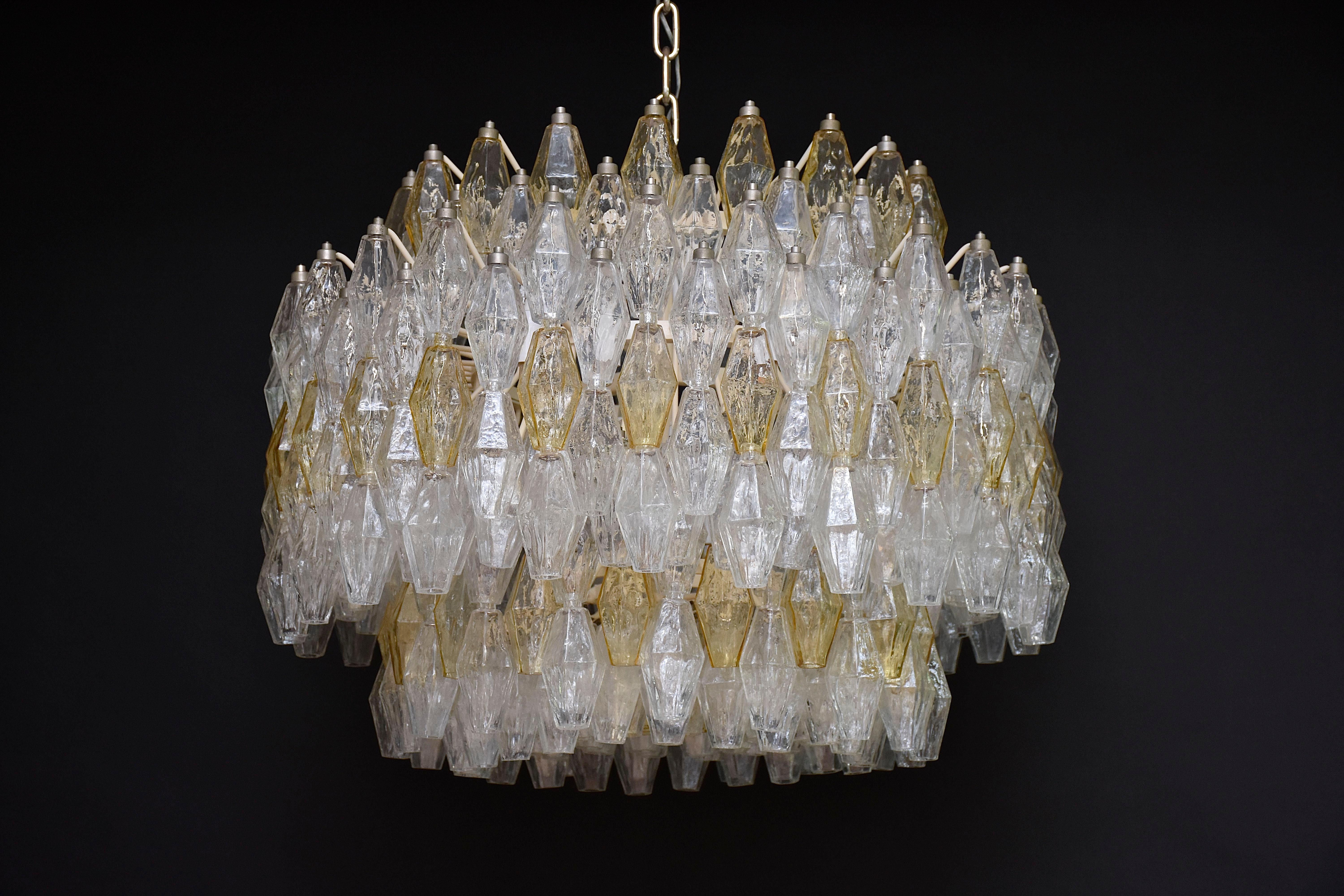 A very beautiful, unique and original Murano chandelier designed by Italian architect Carlo Scarpa for Venini Murano.
With  lights.
With soft yellow and transparent slightly iridescent moulded blown Murano pieces 'Poliedri'.
Mounted on a white
