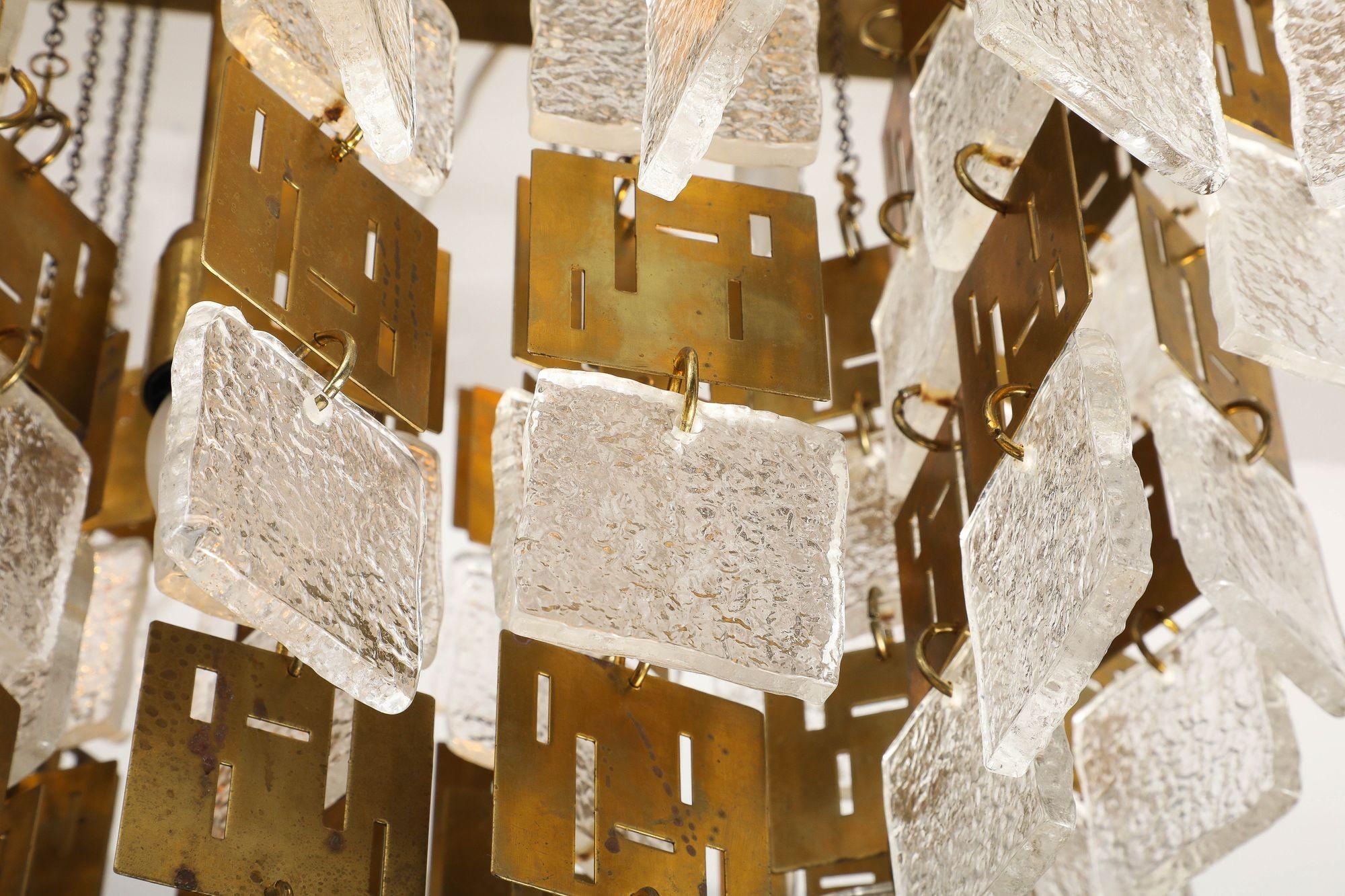 Gran araña de cristal de Murano y latón de mediados de siglo. Moderno de mediados de siglo en venta