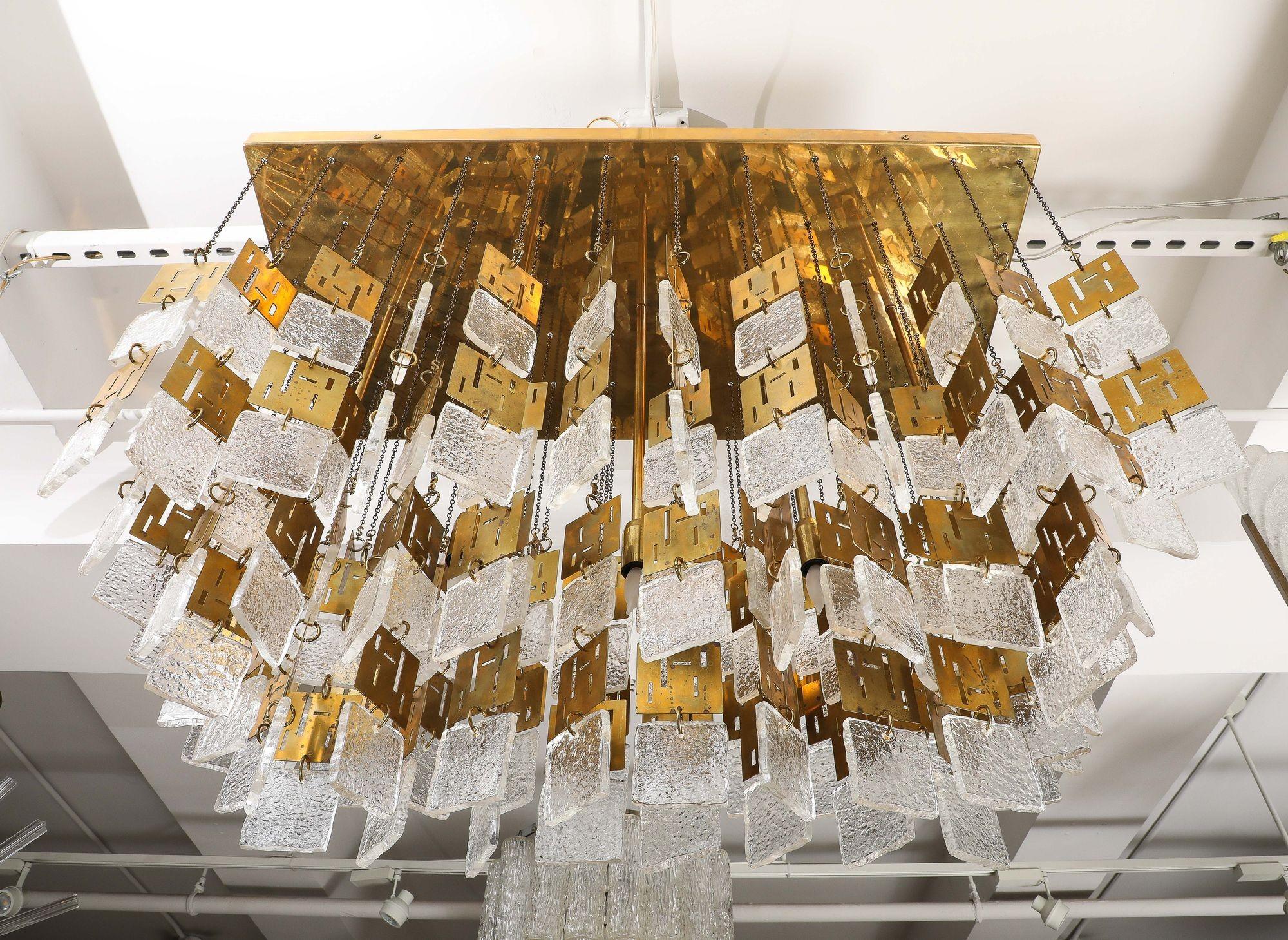 Gran araña de cristal de Murano y latón de mediados de siglo. en Bueno estado para la venta en New York, NY