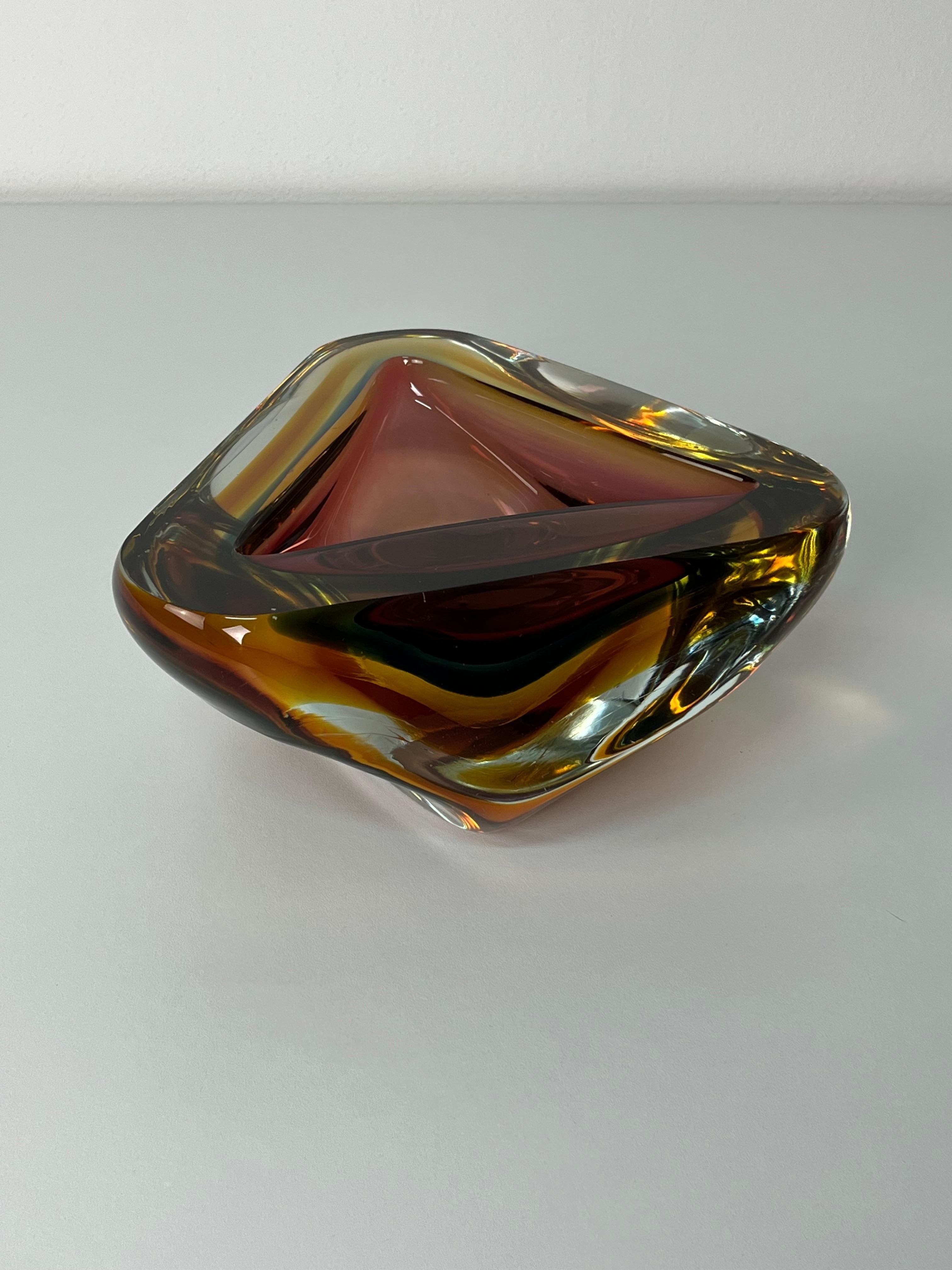 Grande posacenere in vetro di Murano ambra, anni '60, metà del secolo scorso
Condit e in buone condizioni.
Ogni lato misura 24 cm. Da queste misure puoi immaginare quanto sia bella e imponente. All'interno del vetro puoi vedere piccole bolle d'aria
