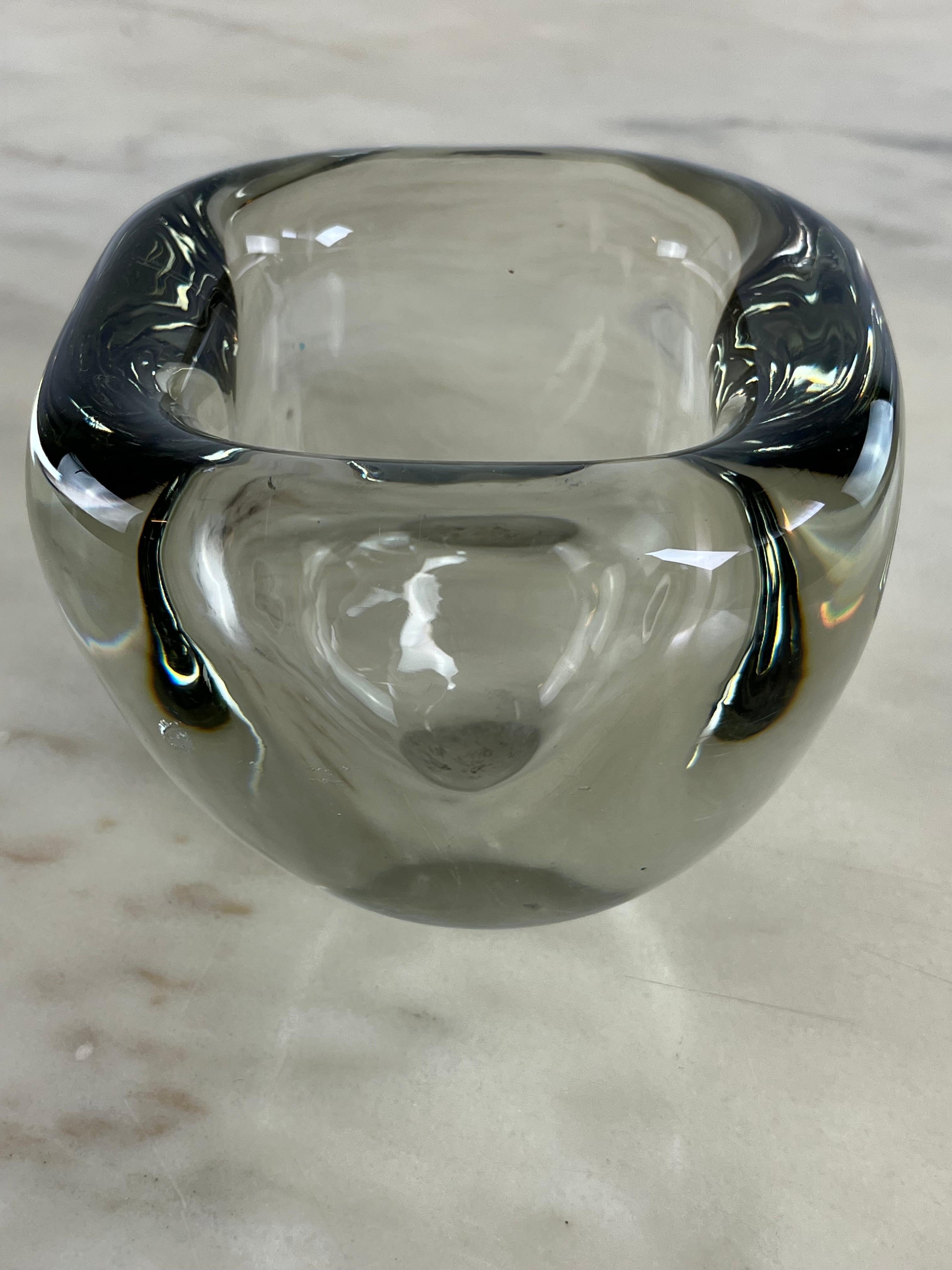 
Large mid-century Murano glass ashtray, 1960s Italian design
Intact and in good condition.
Small scratches on the bottom.