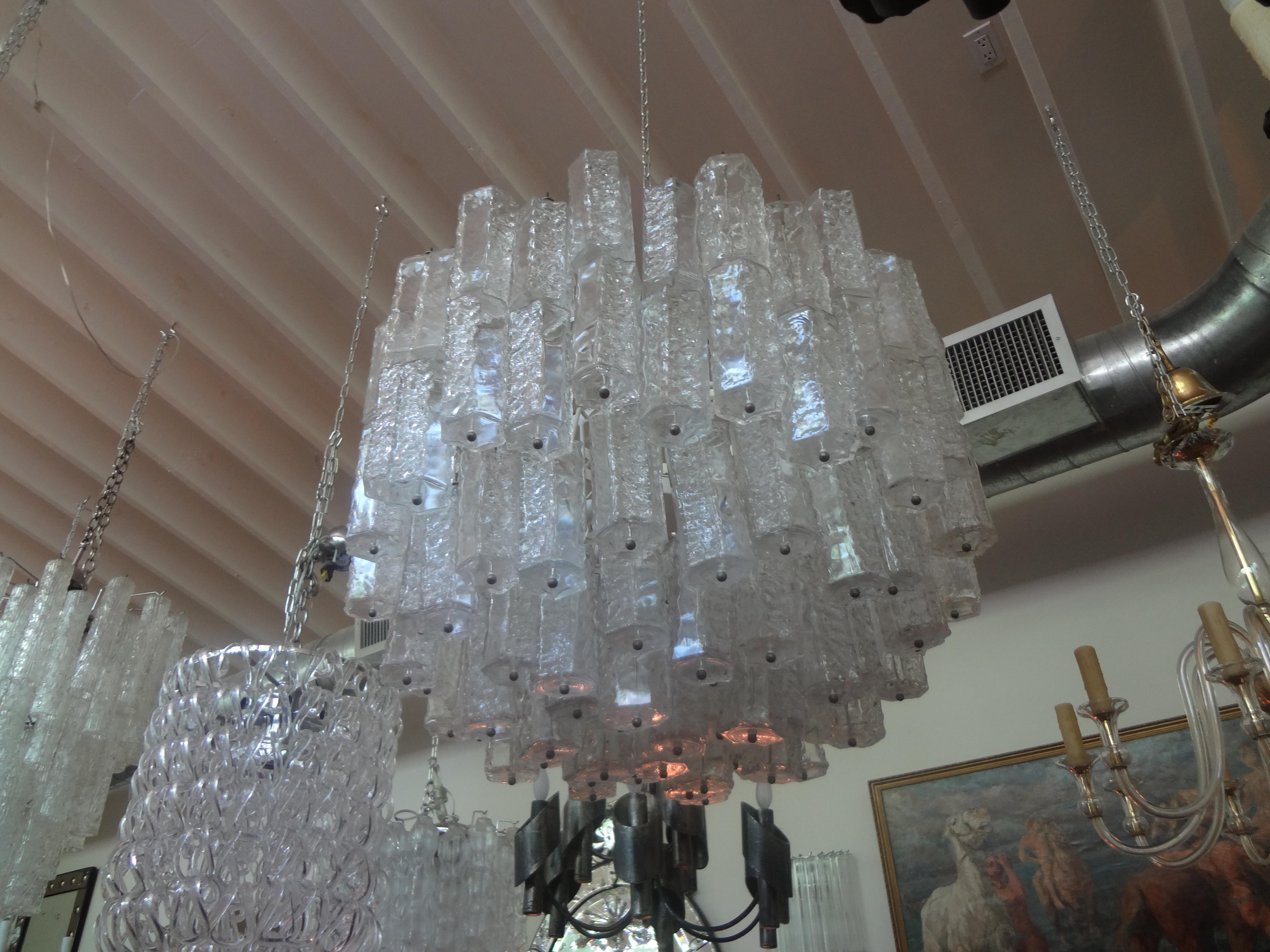 Large midcentury Murano chandelier by Toni Zuccheri for Venini.
Stunning large midcentury clear Murano glass chandelier by Toni Zuccheri for Venini. This beautiful Murano glass chandelier is comprised of unusually shaped glass on a steel frame. The