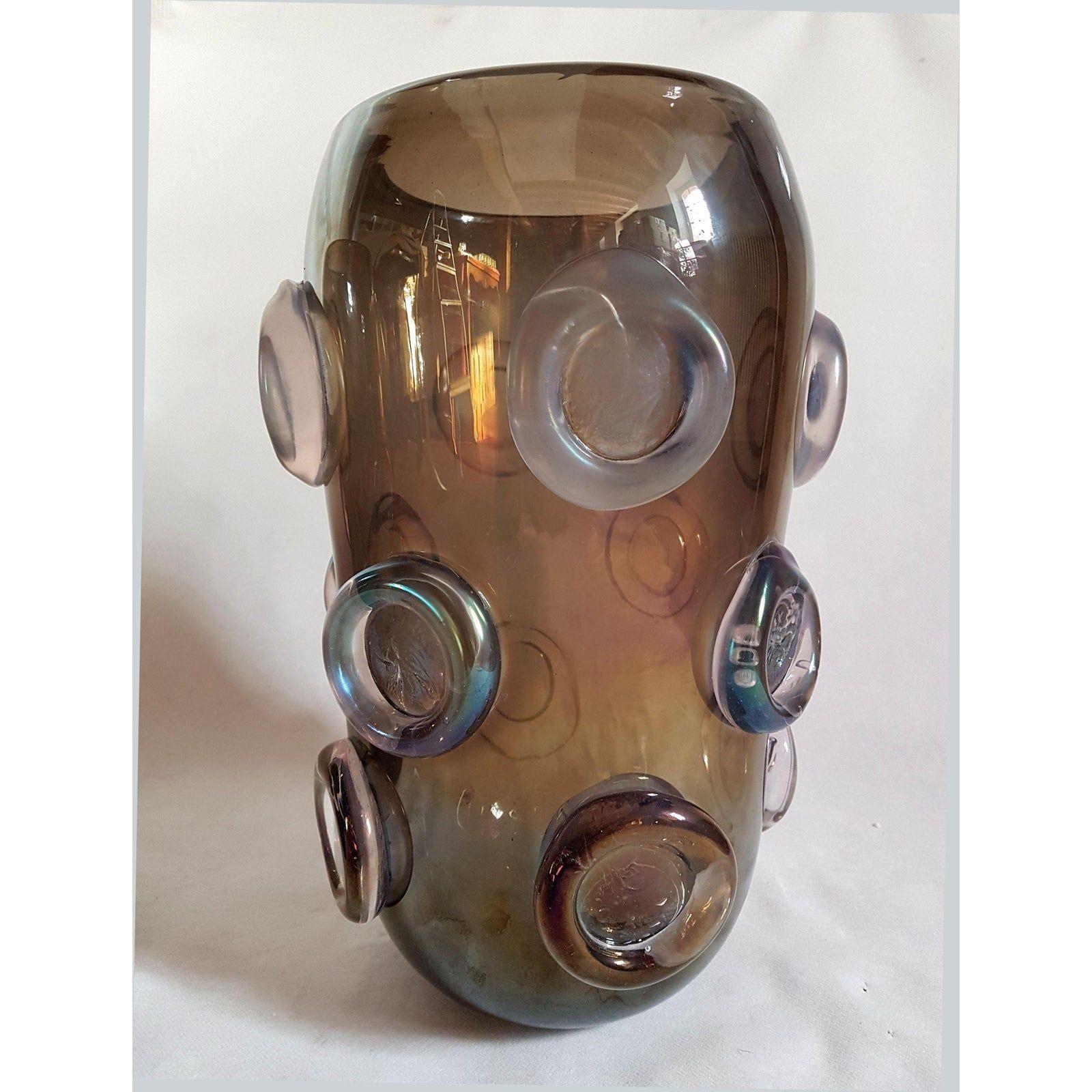 Large Mid-Century Modern Murano glass vase, or urn, by Seguso, Italy, 1970s.
Hand made Murano glass, with a beautiful thickness and decor.
The vase is in a translucent and iridescent light brown Murano glass, with purple accents.
In excellent