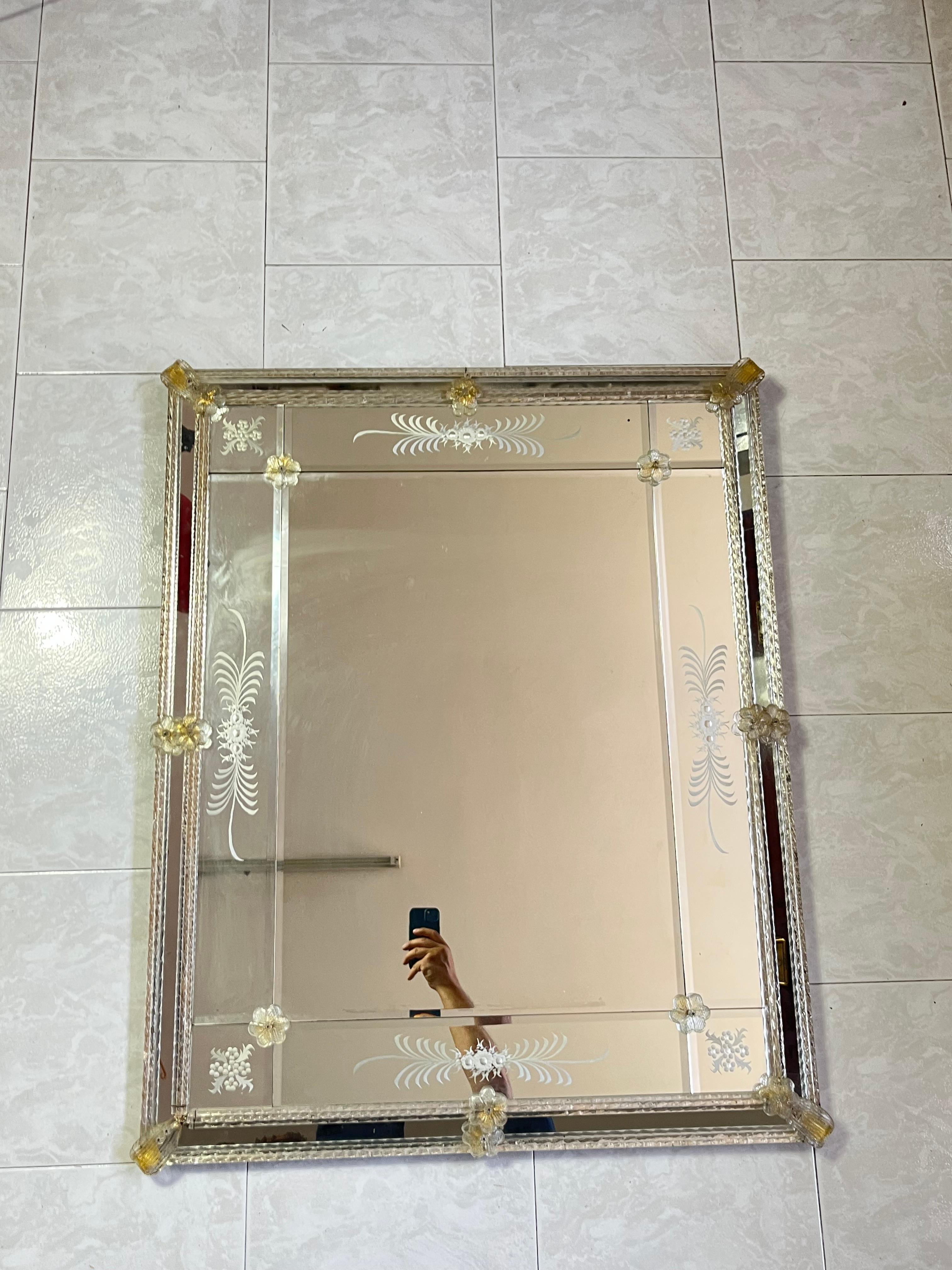 Grand miroir mural en verre de Murano du milieu du siècle dernier, 1960 en vente 2