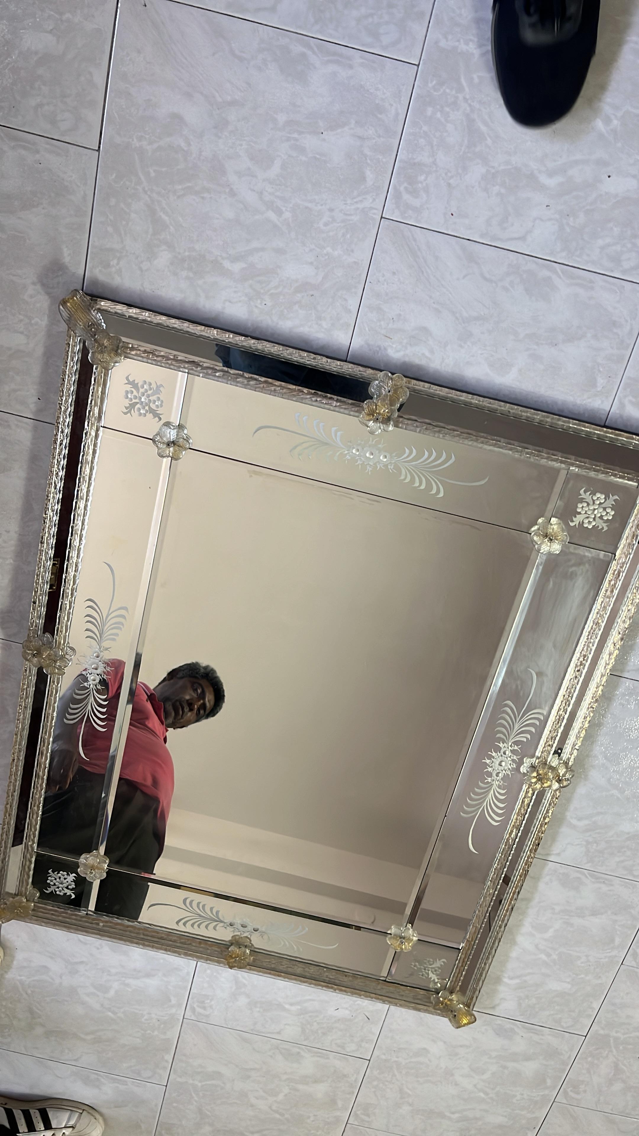Grand miroir mural en verre de Murano du milieu du siècle dernier, 1960 en vente 3