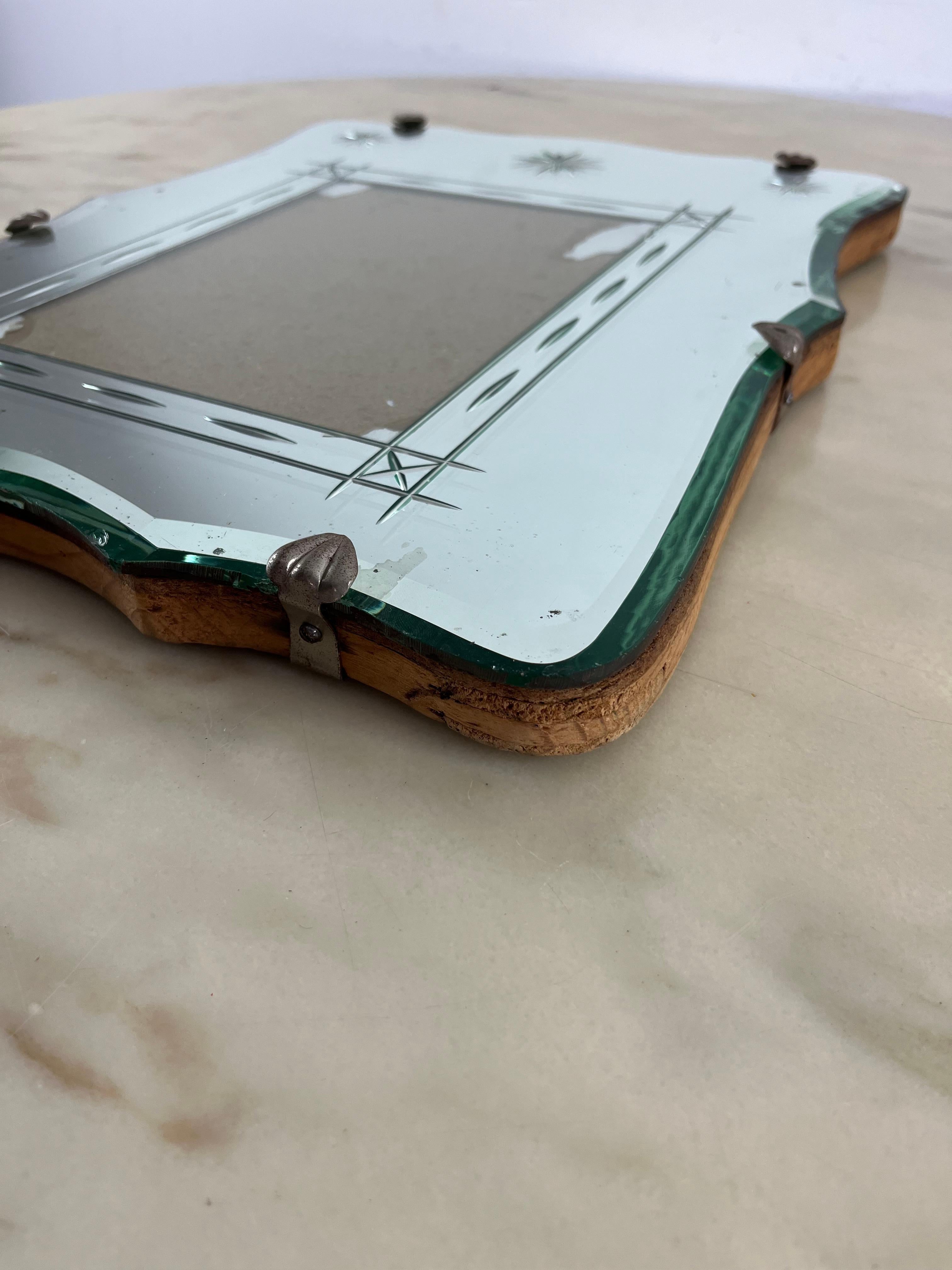 Large Mid-Century Murano glass wall photo holder, 1950s
Good condition.Small signs of aging.
It measures 45 cm high and 35 cm wide. It can accommodate a photograph measuring 23 cm in height and 17 cm in width.
Found in a noble apartment in my city,