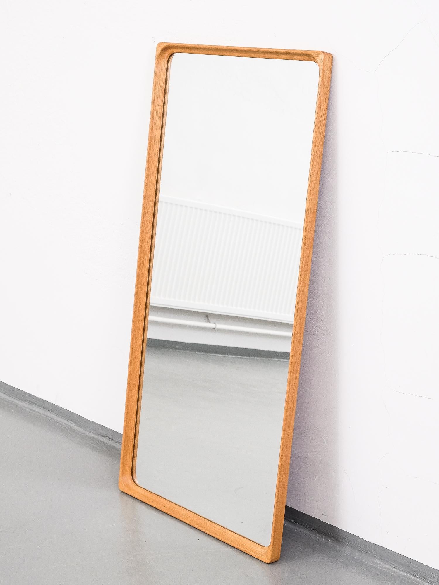 Great quality and stylish Swedish mirror from 1960s.

Oak frame. Manufactured by Glas Mäster Markaryd.