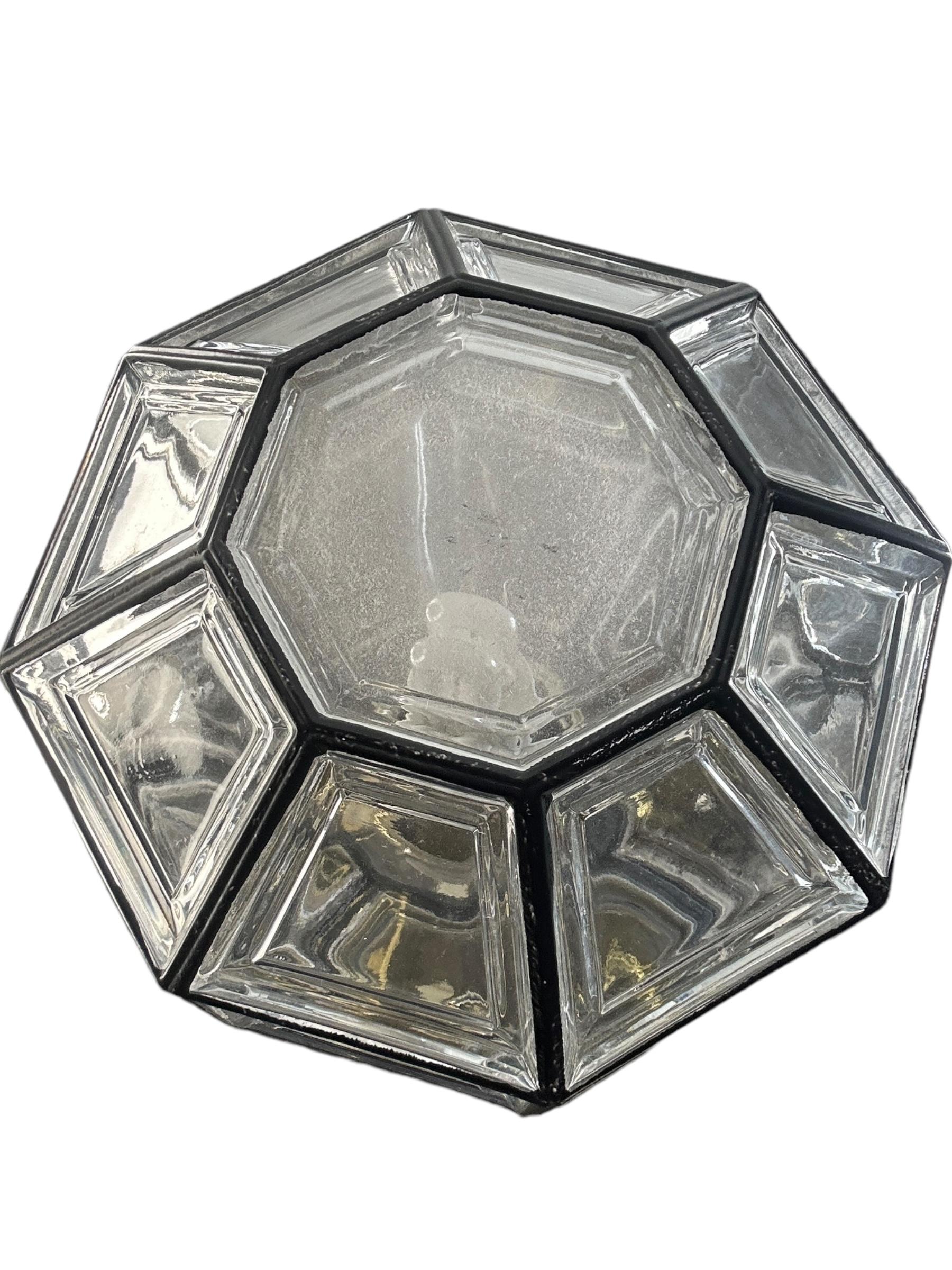 Laiton Grande applique octogonale du milieu du siècle dernier en fer et verre transparent de Limburg, Allemagne en vente