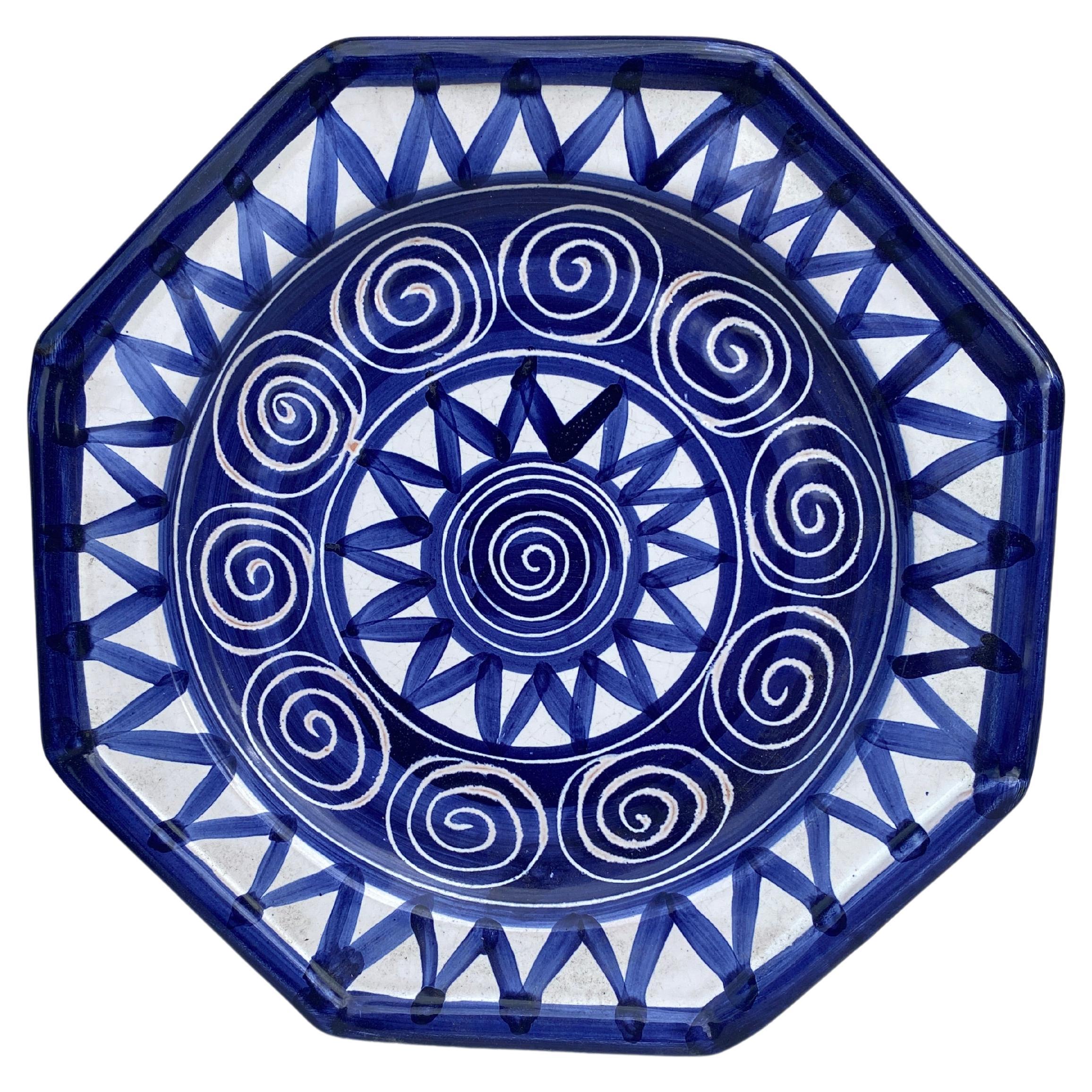 Grande assiette octogonale bleue et blanche du milieu du siècle La Roue Vallauris