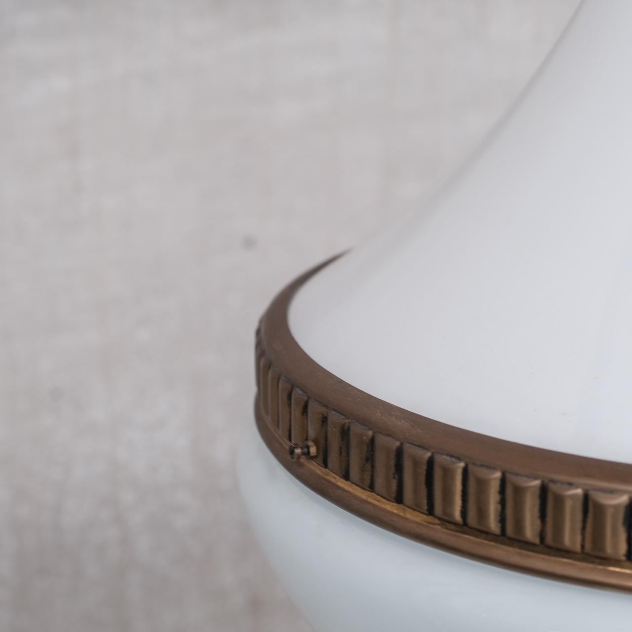 Français Grande lampe pendante en opaline et laiton du milieu du siècle dernier en vente