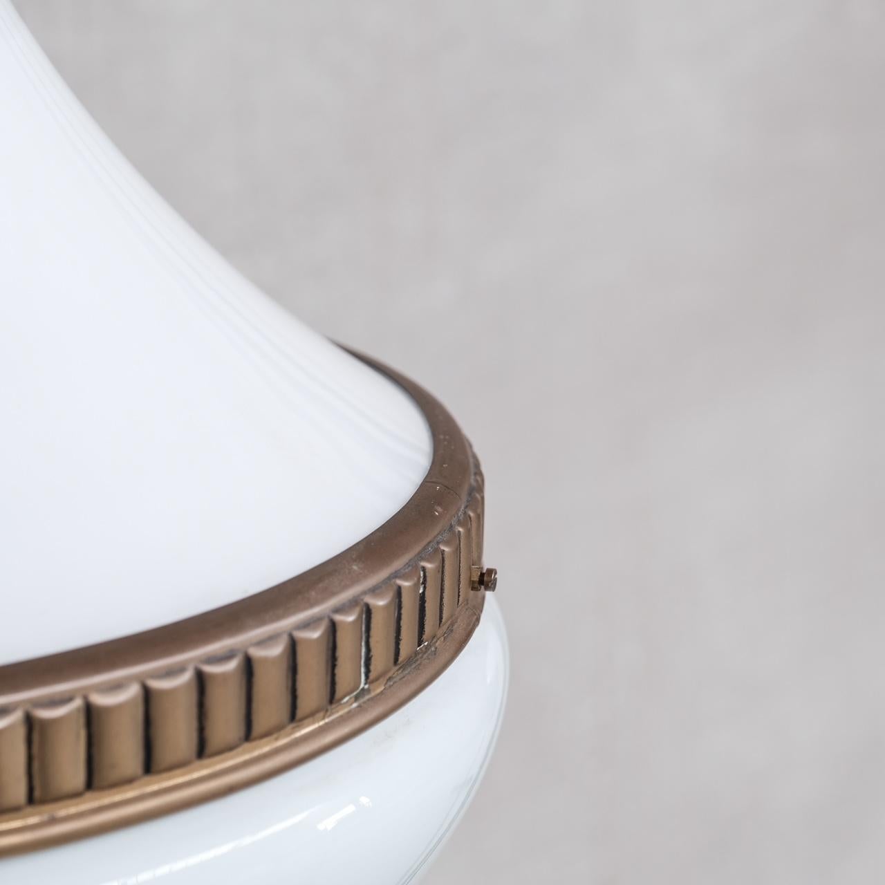 20ième siècle Grande lampe pendante en opaline et laiton du milieu du siècle dernier en vente