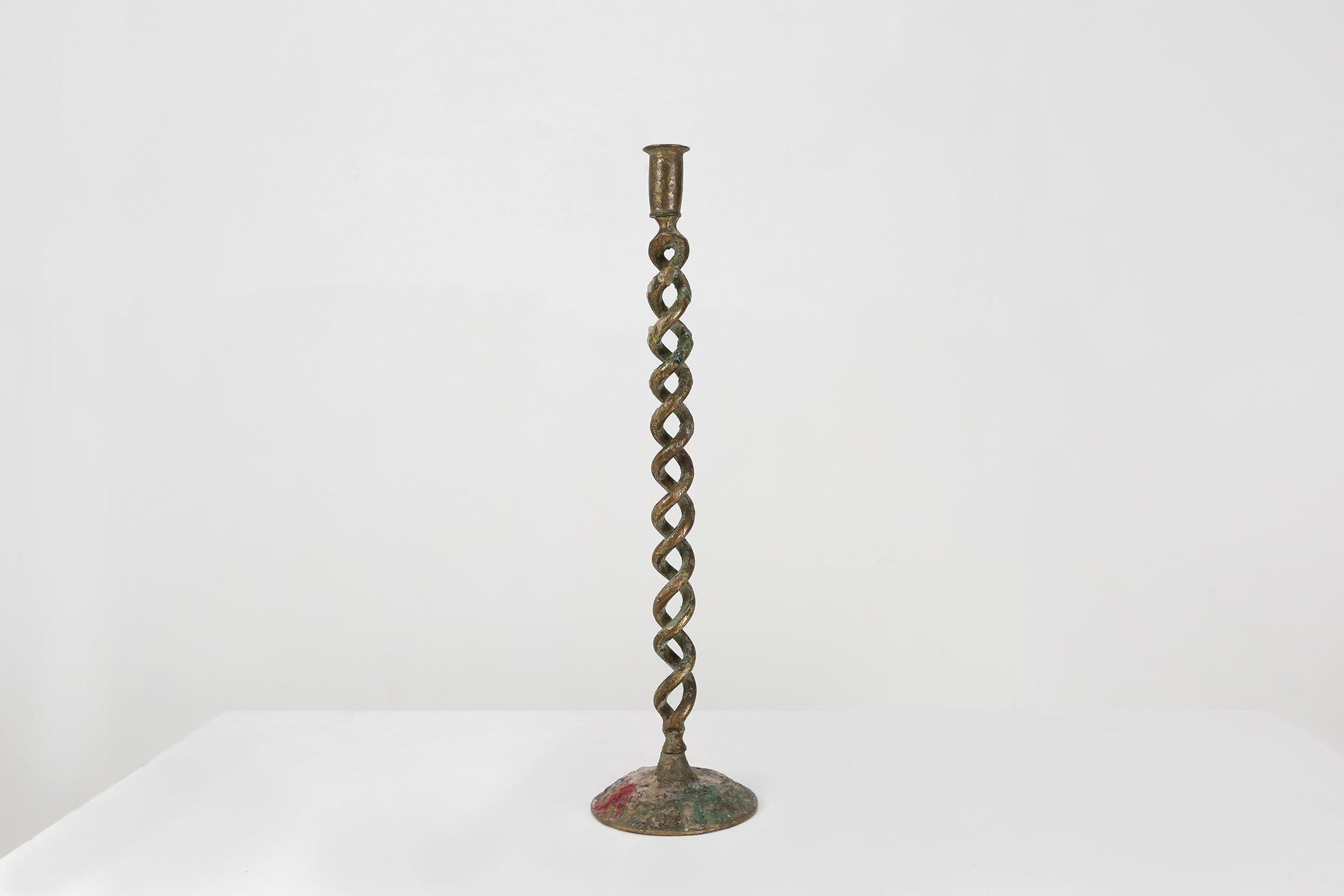 Belgio / 1920 / candeliere / metallo / metà secolo / vintage

Splendido portacandele Barley Twist aperto e di grandi dimensioni realizzato in metallo. Realizzato in Belgio negli anni '1920. Questo elegante e robusto candeliere presenta una bella