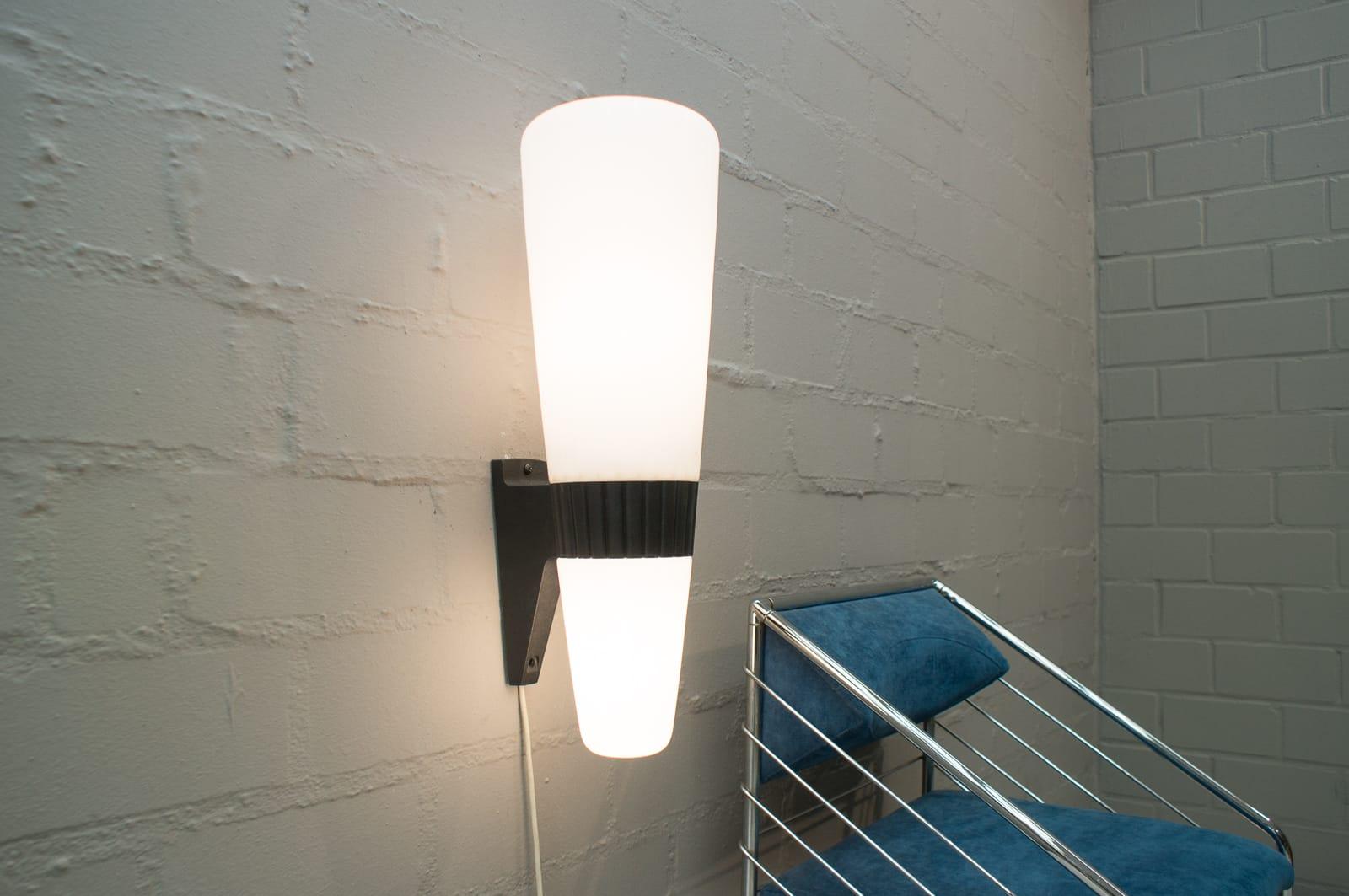 This large wall light can be used outside. It is made of metal and glass with an E27 bulb socket.
The glass has lighter colour nuances, but is not very noticeable.