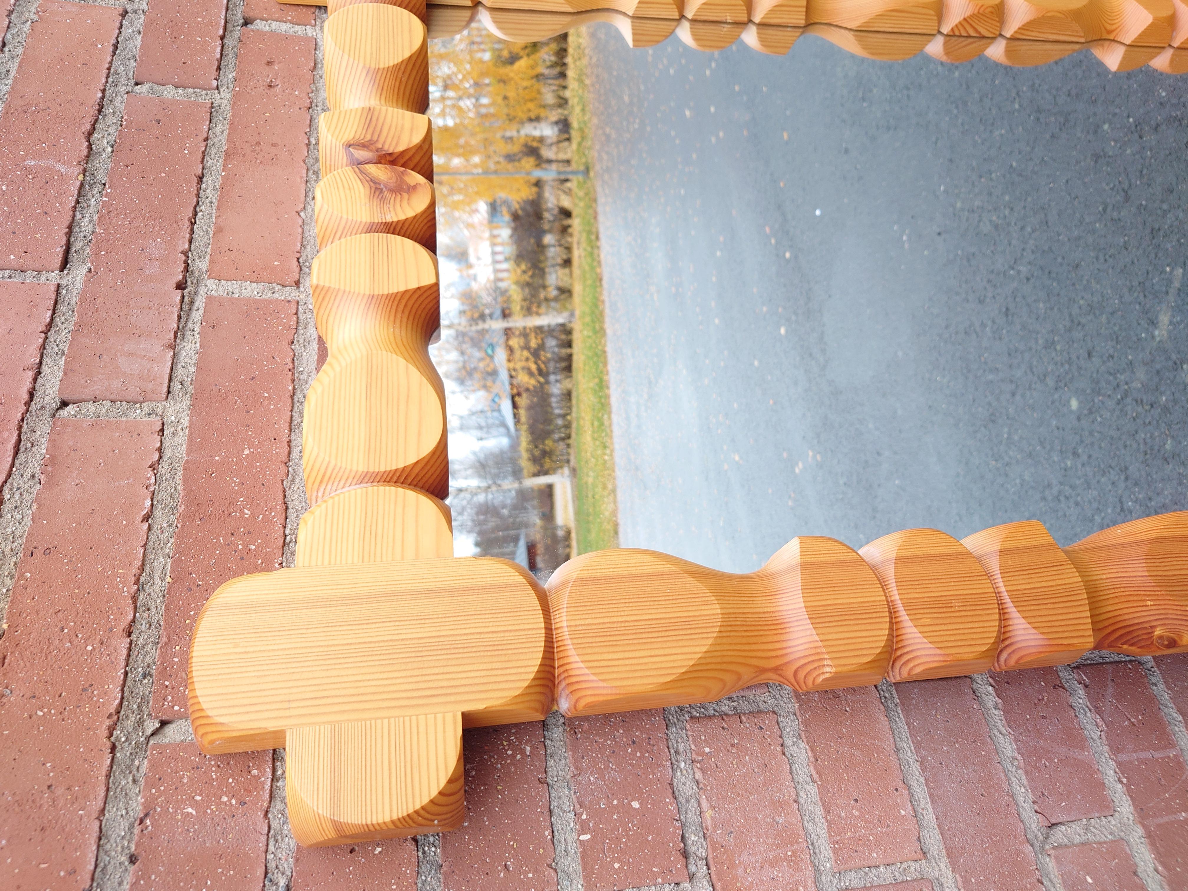 Miroir Grand miroir mural en pin du milieu du siècle Glasmäster Markaryd, Suède 1970 en vente