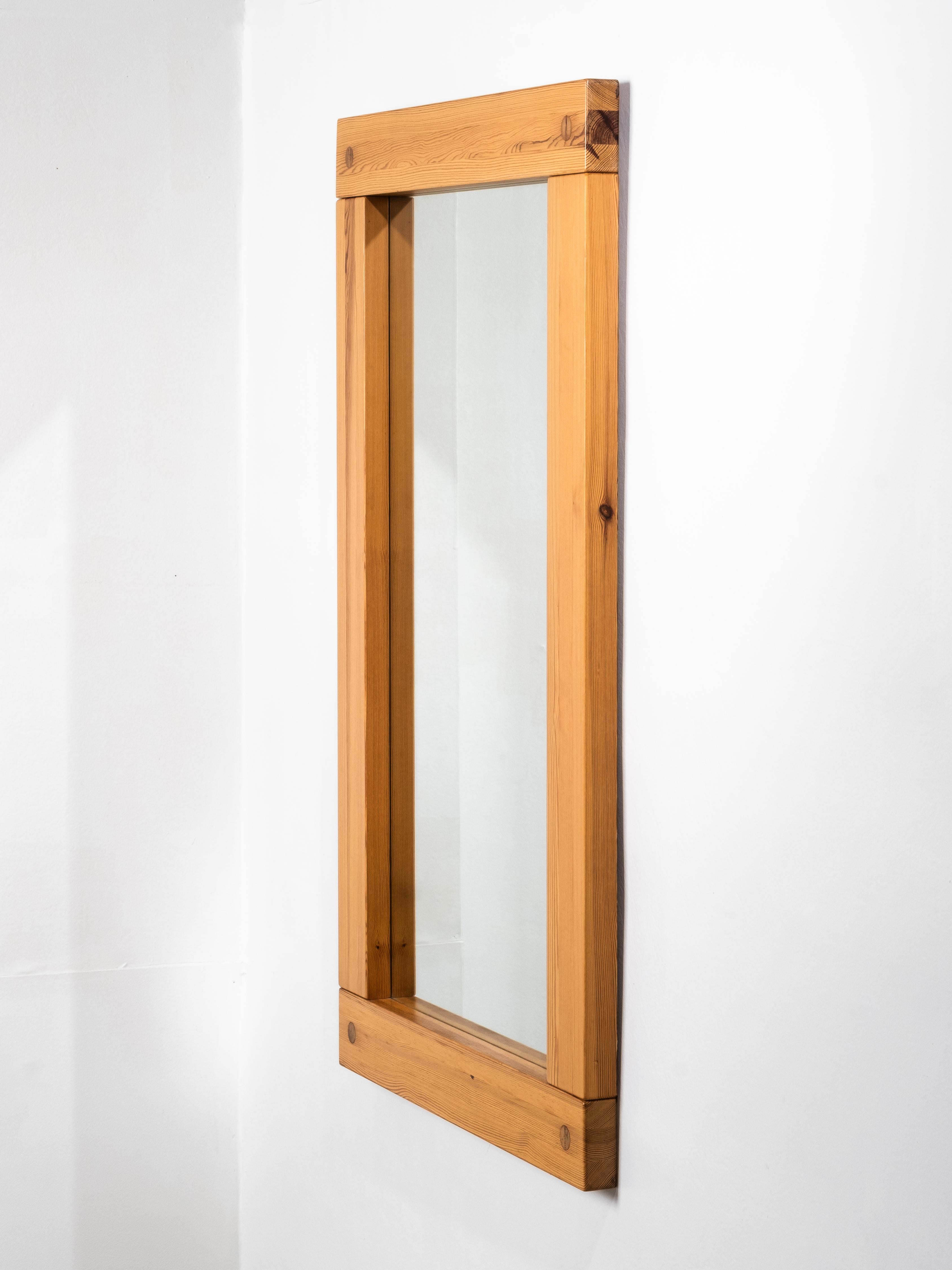 Gran espejo de pared de pino de mediados de siglo, Suecia, 1970 Escandinavo moderno en venta
