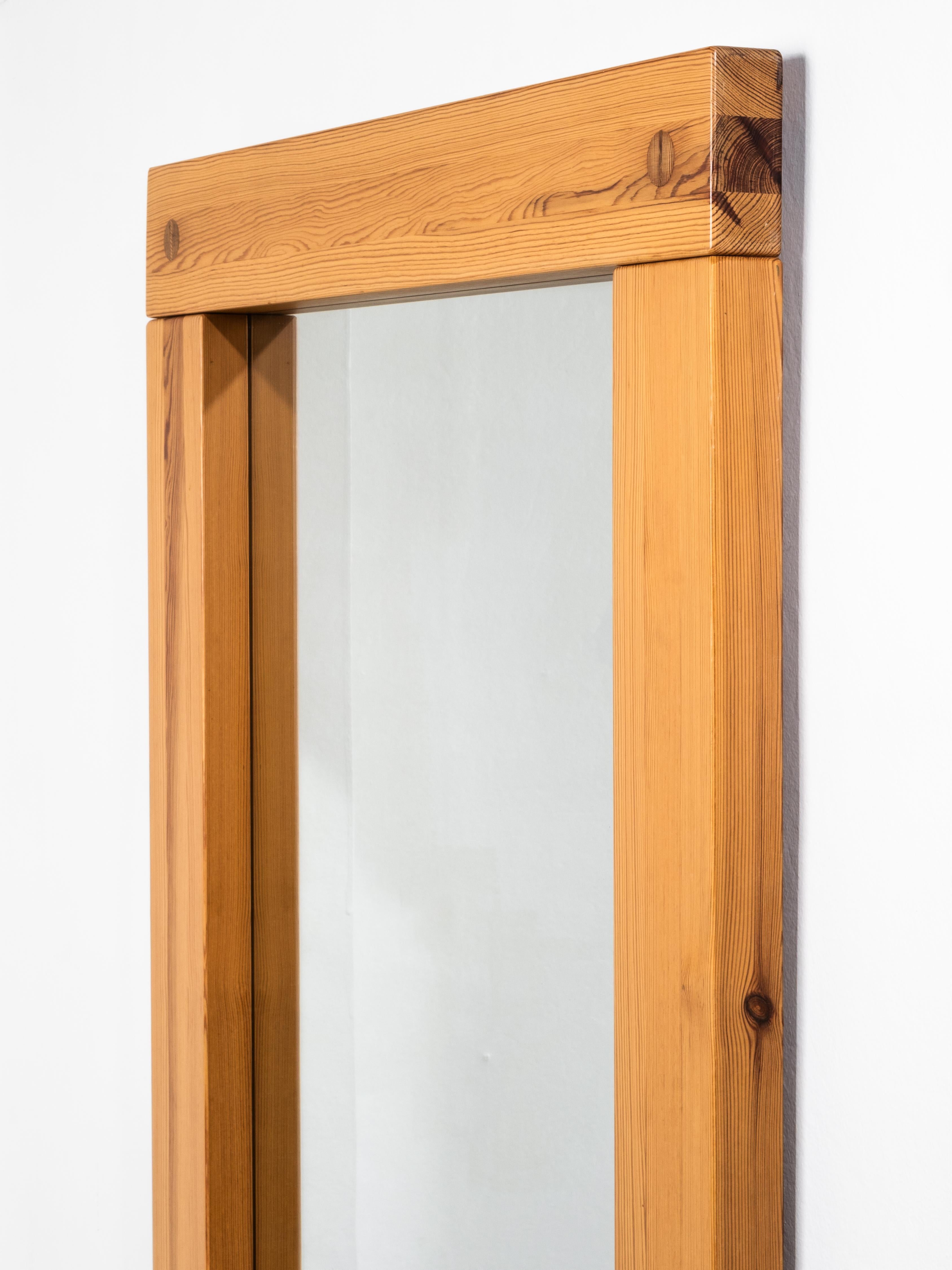 Gran espejo de pared de pino de mediados de siglo, Suecia, 1970 Sueco en venta