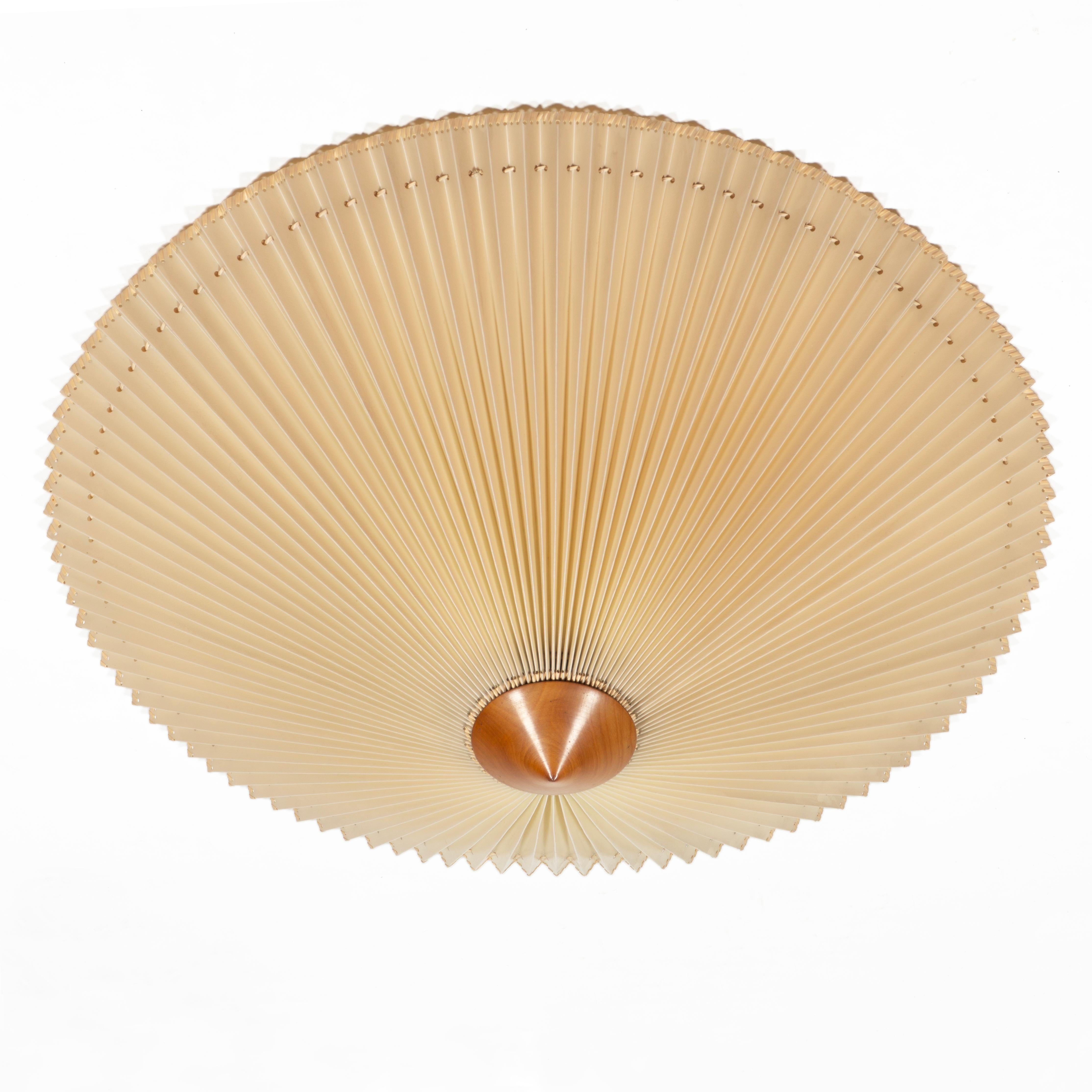 Large Mid-Century Pleated Flush Mount Ceiling Lamp with wooden Centrepiece, 1960 In Good Condition For Sale In Regensburg, DE