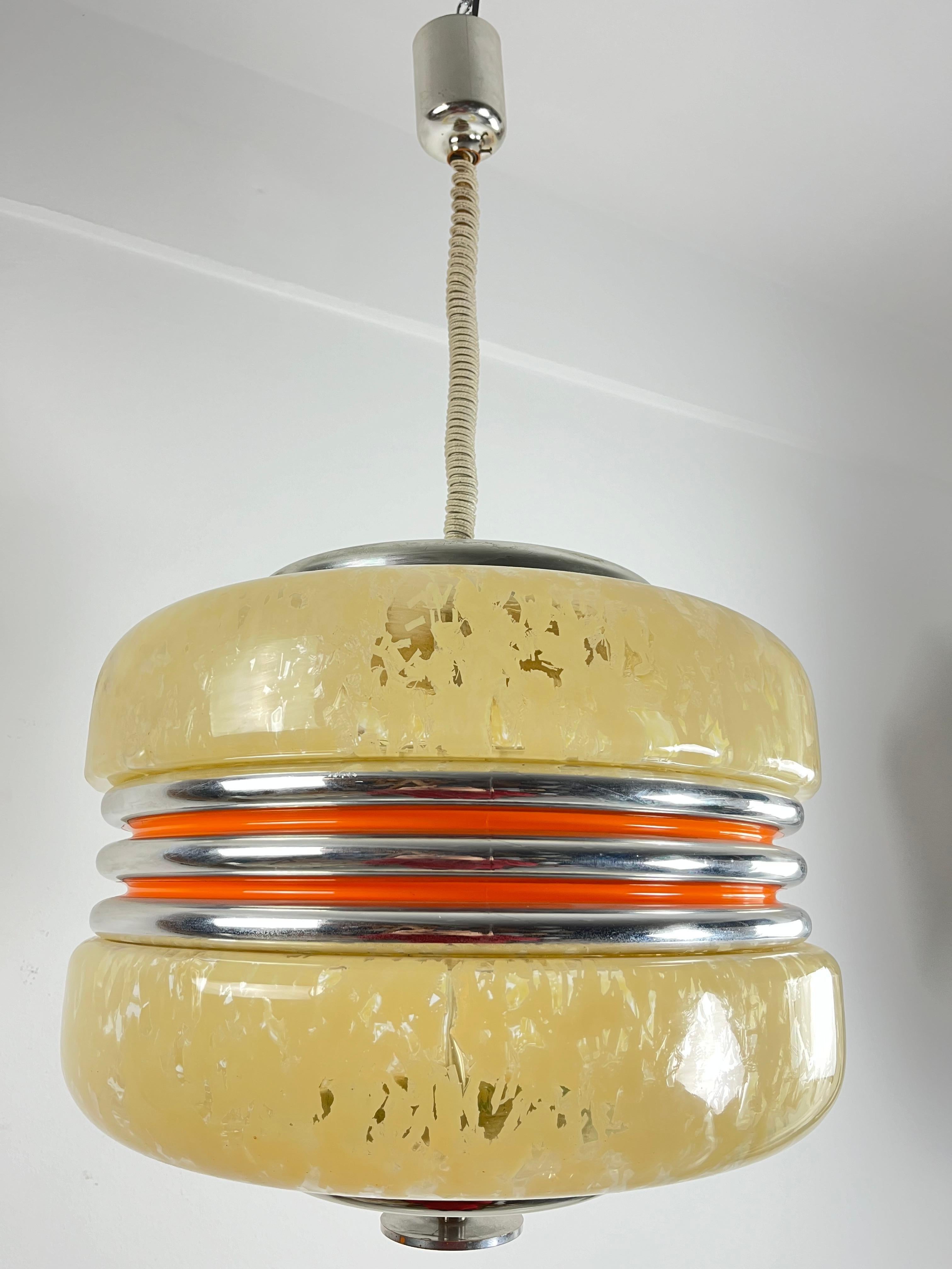 Large Mid-Century plexiglass chandelier, neon light, Italian design, 1950s
Entirely decorated, diameter 44 cm.
Intact and functional, good condition, small signs of aging.