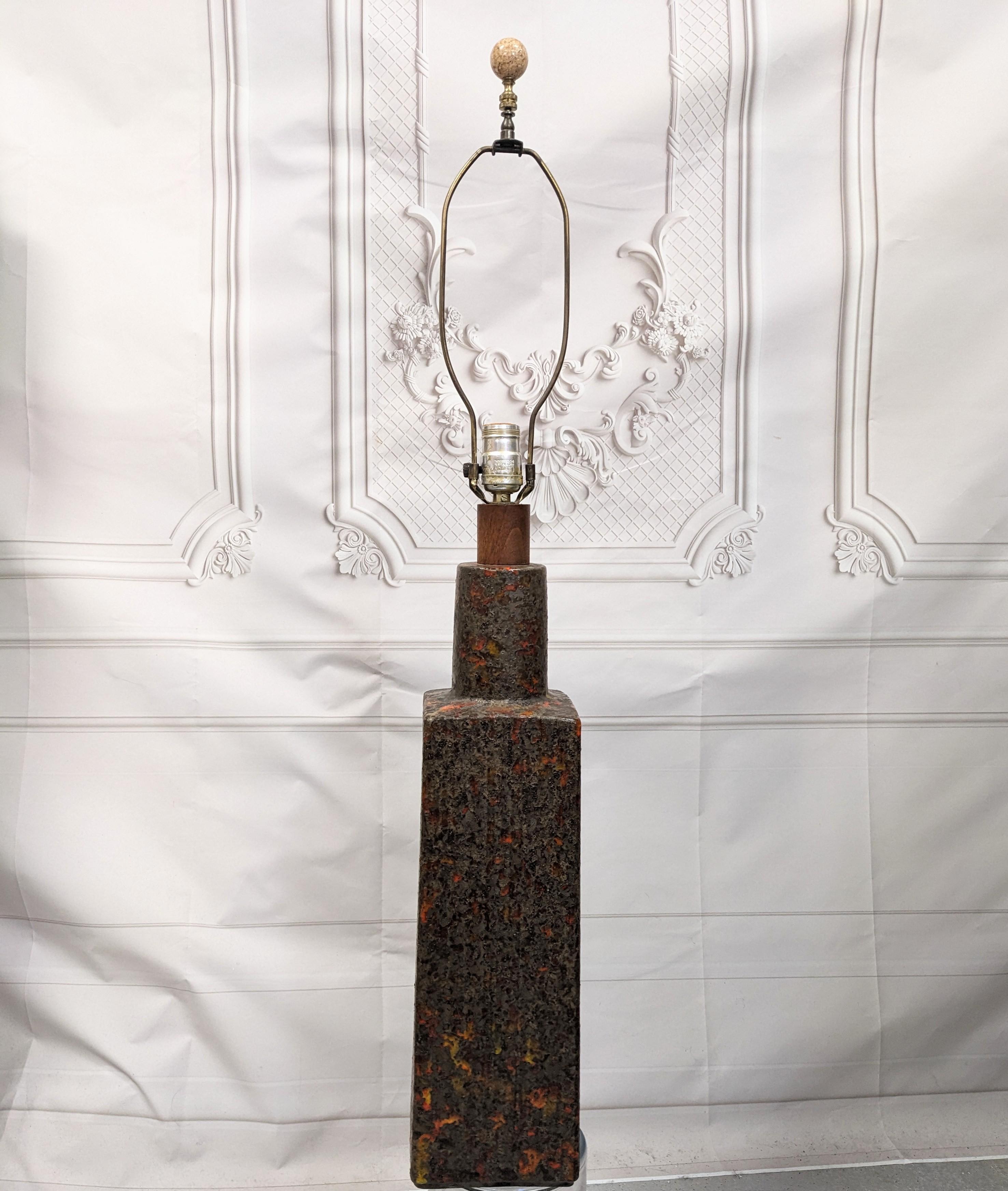 Mid Century Large Pottery Lamp aus den 1960er Jahren. Kunstvoll gesprenkelte Glasur in bräunlichen Orangetönen in einem eleganten, spitz zulaufenden und gestuften Design mit Holzabschluss an der Harfe. Endstück scheint aus Marmor zu sein, 1960er