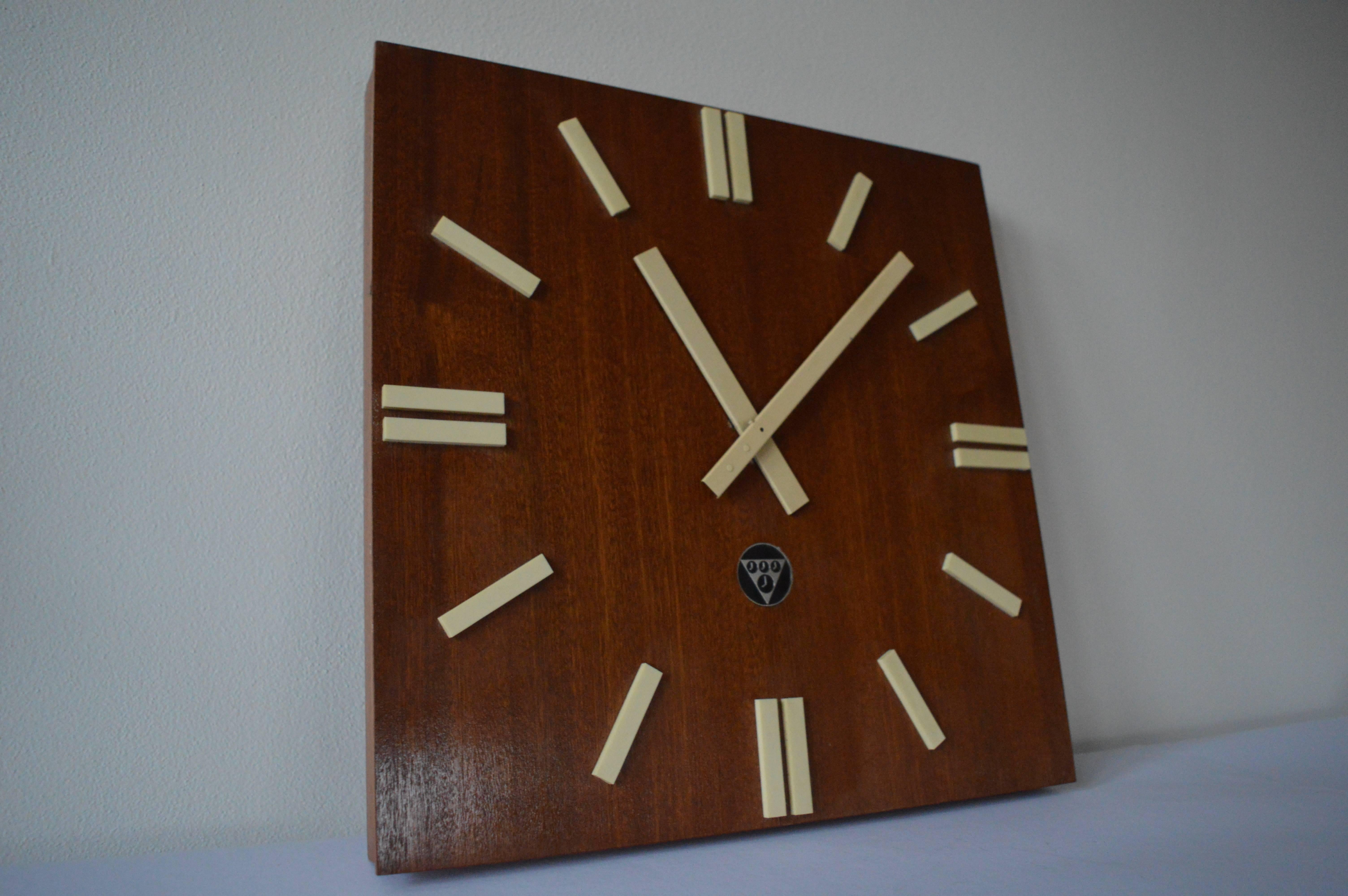 Large Midcentury Pragotron Industrial Wooden Wall Clock Type PPH 410, 1980s In Good Condition In Praha, CZ