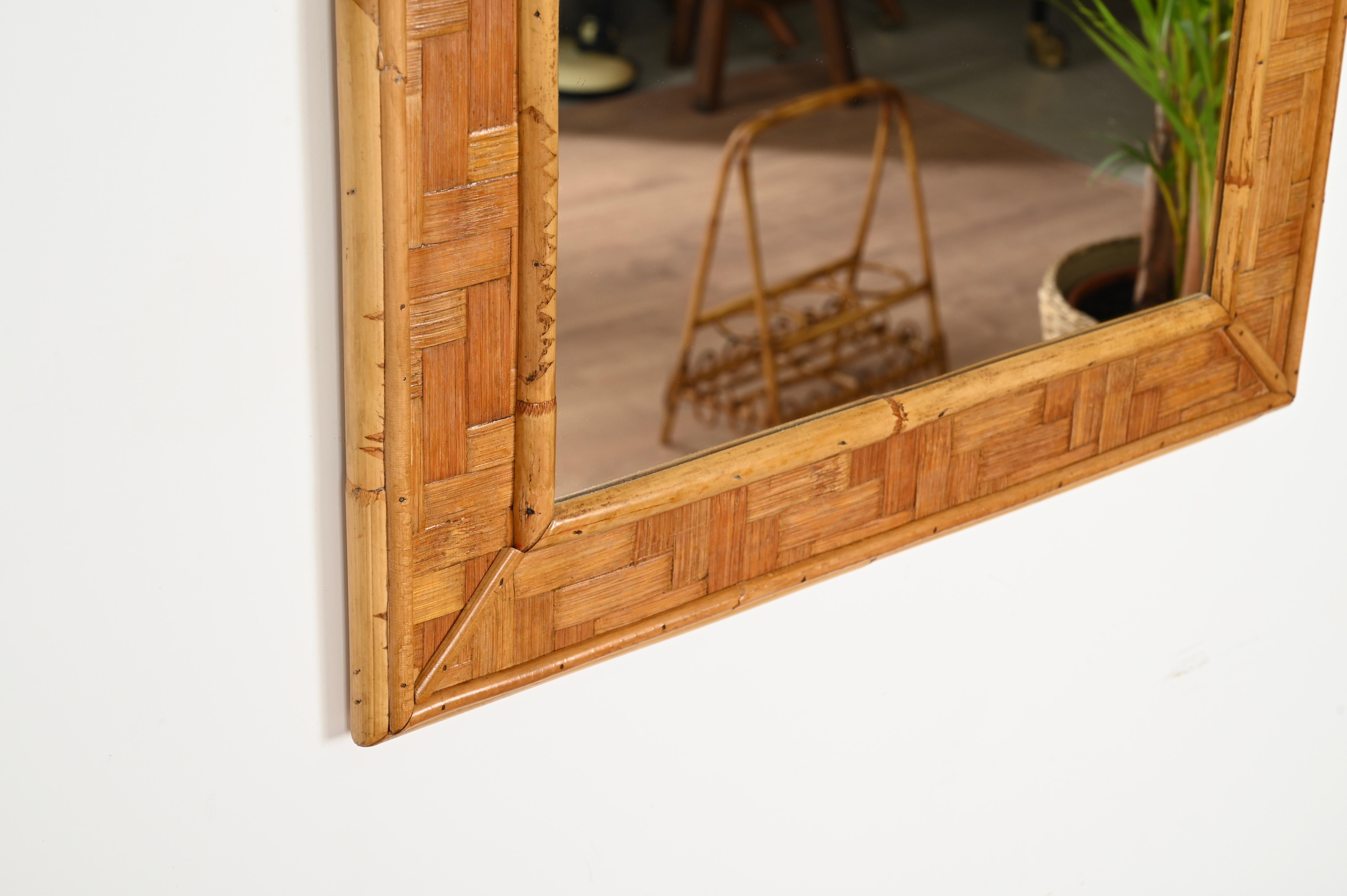 Velluto Grande specchio rettangolare di metà secolo in bambù e rattan intrecciato, anni '60 in vendita