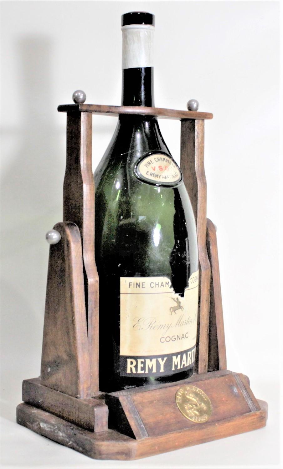 Großer Mid-Century Remy Martin Holzflasche Tipper Cognacfarbener Vitrinenbecher aus der Mitte des Jahrhunderts (Moderne der Mitte des Jahrhunderts) im Angebot