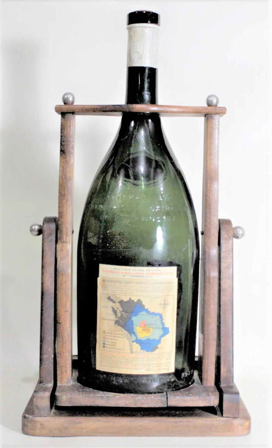 Großer Mid-Century Remy Martin Holzflasche Tipper Cognacfarbener Vitrinenbecher aus der Mitte des Jahrhunderts (Französisch) im Angebot