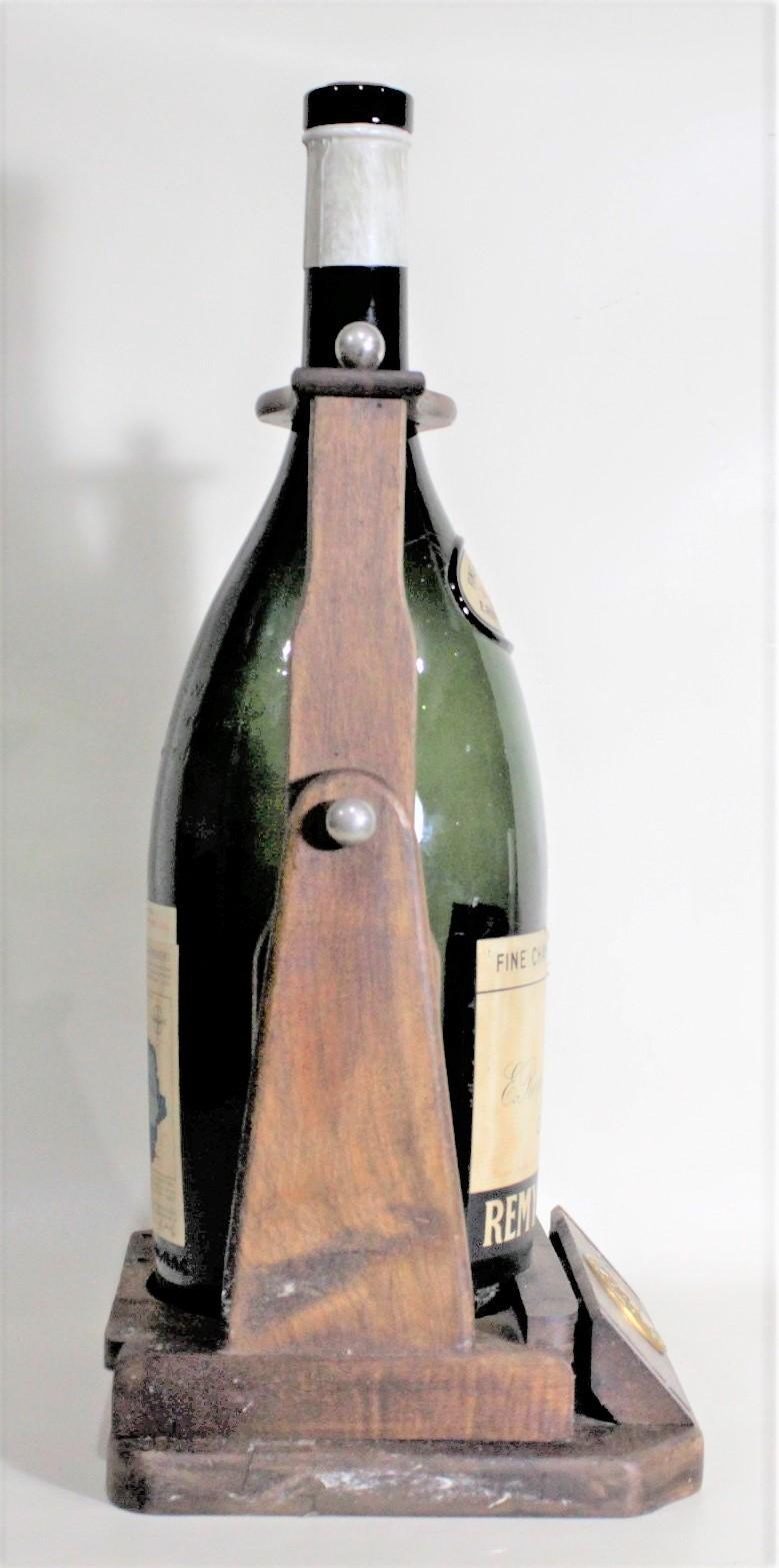 Großer Mid-Century Remy Martin Holzflasche Tipper Cognacfarbener Vitrinenbecher aus der Mitte des Jahrhunderts (Maschinell gefertigt) im Angebot