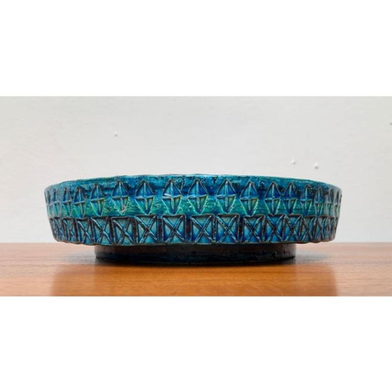 Grande ciotola blu Rimini. Molto raro in queste dimensioni, con un diametro di 27.5 cm. Questo pezzo ha un marchio di attribuzione, sono sicuro che sia completamente autentico e mi assumo la piena responsabilità per qualsiasi problema di autenticità
