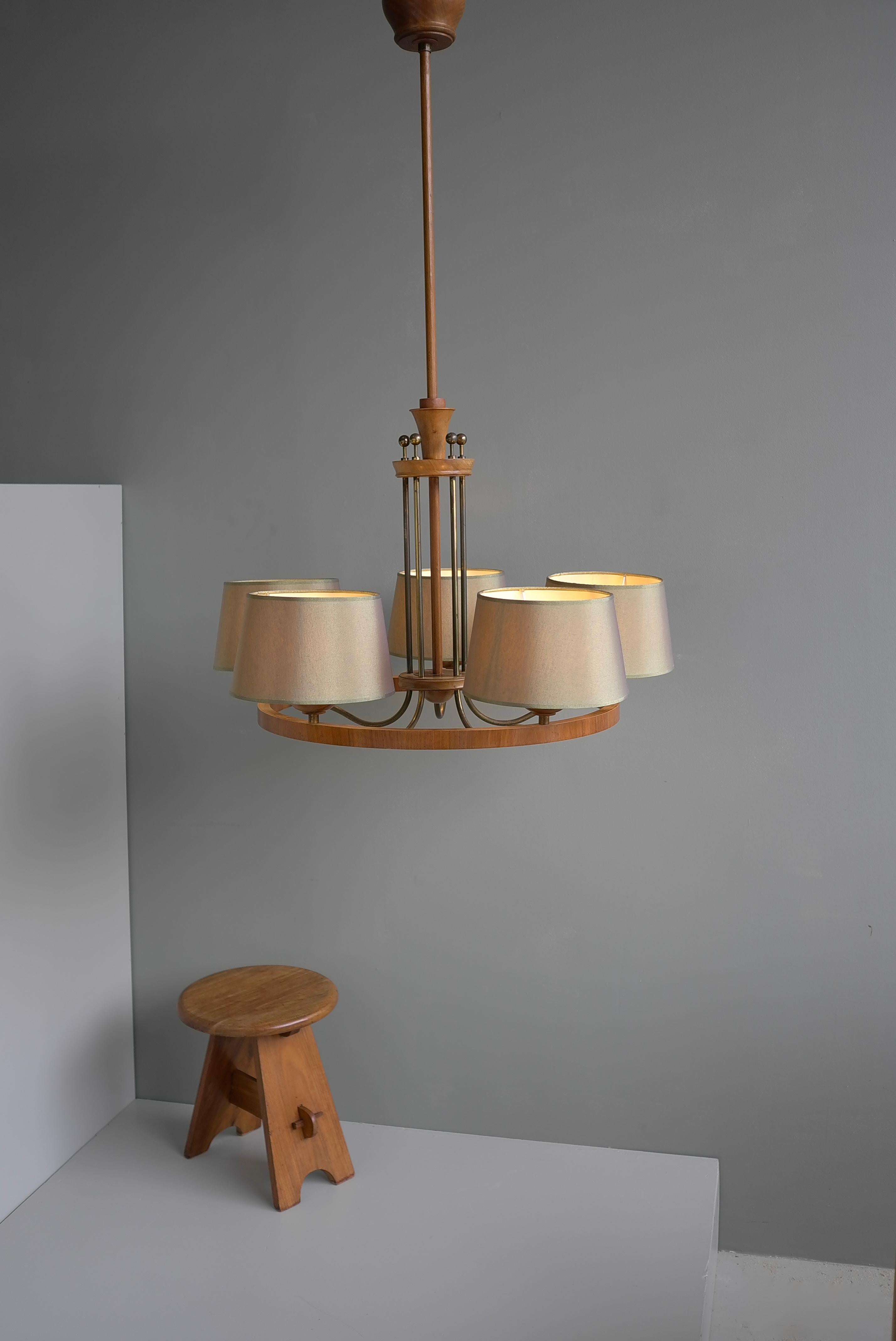 Large Mid-Century Ring Chandelier in Brass and Walnut with Five Green Shades. For Sale 5