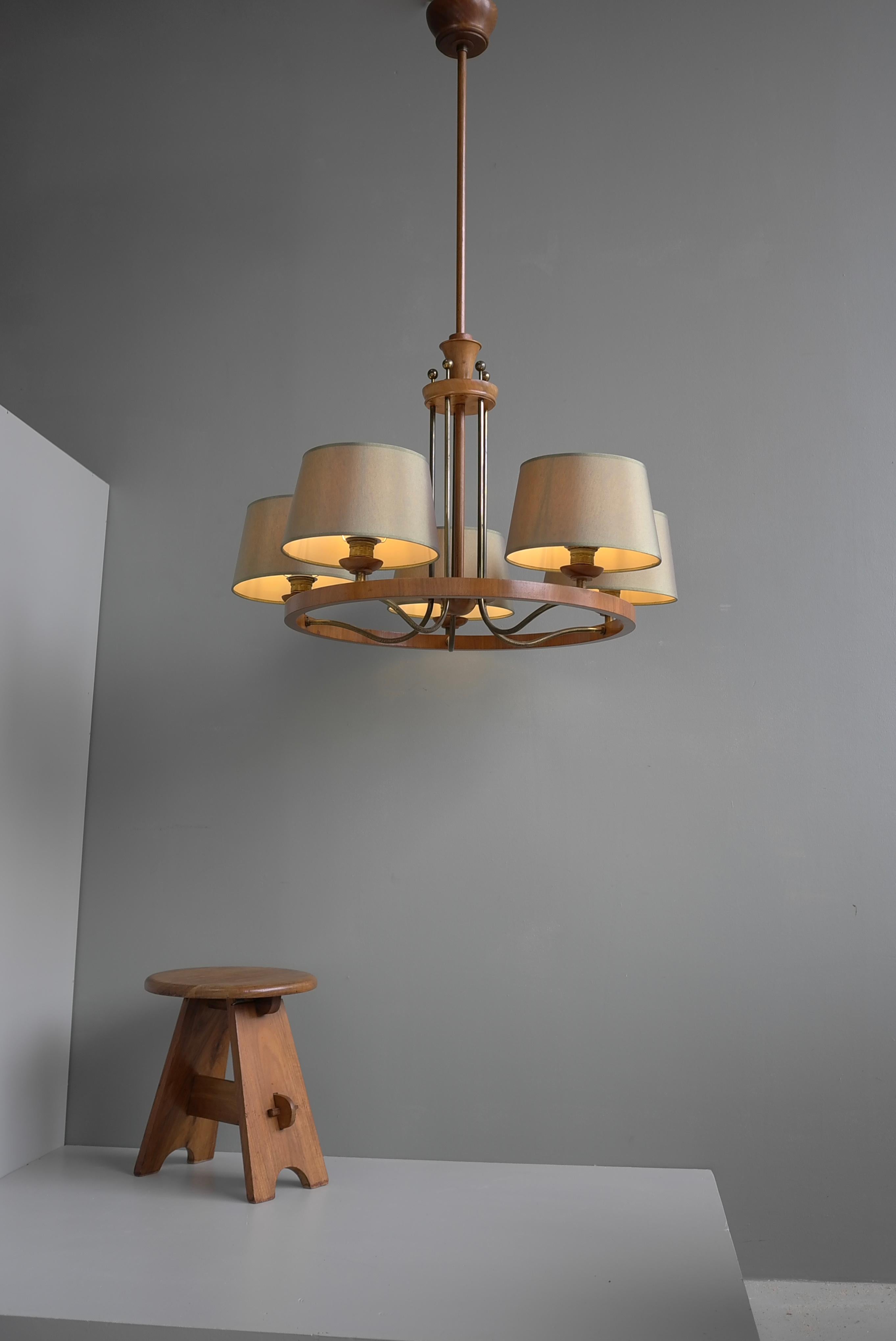 Large Mid-Century Ring Chandelier in Brass and Walnut with Five Green Shades. For Sale 6