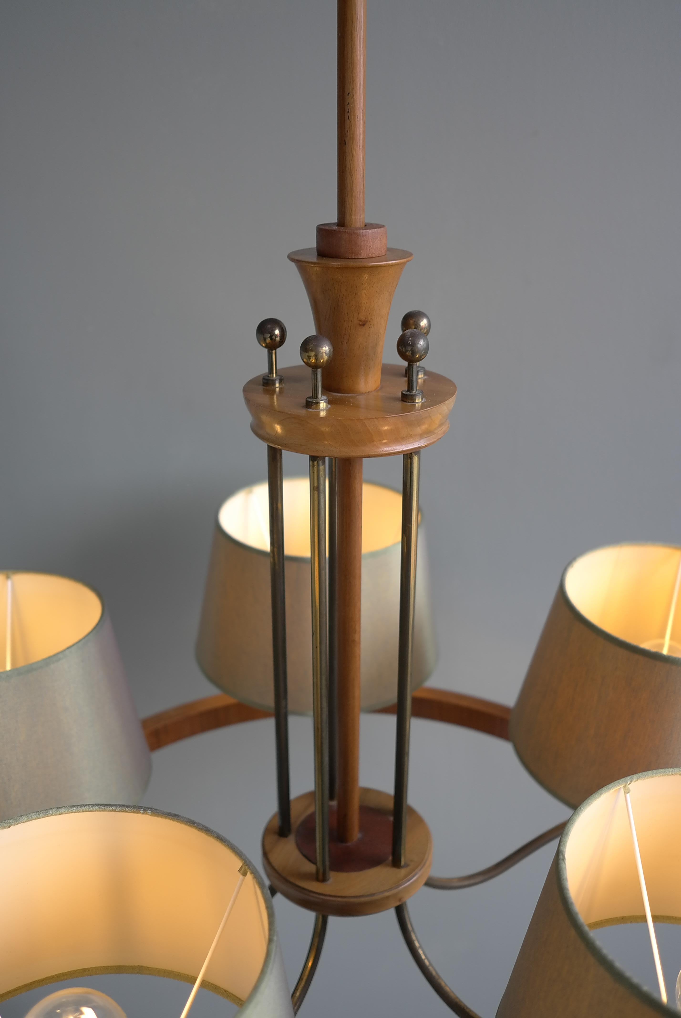 Large Mid-Century Ring Chandelier in Brass and Walnut with Five Green Shades. For Sale 8